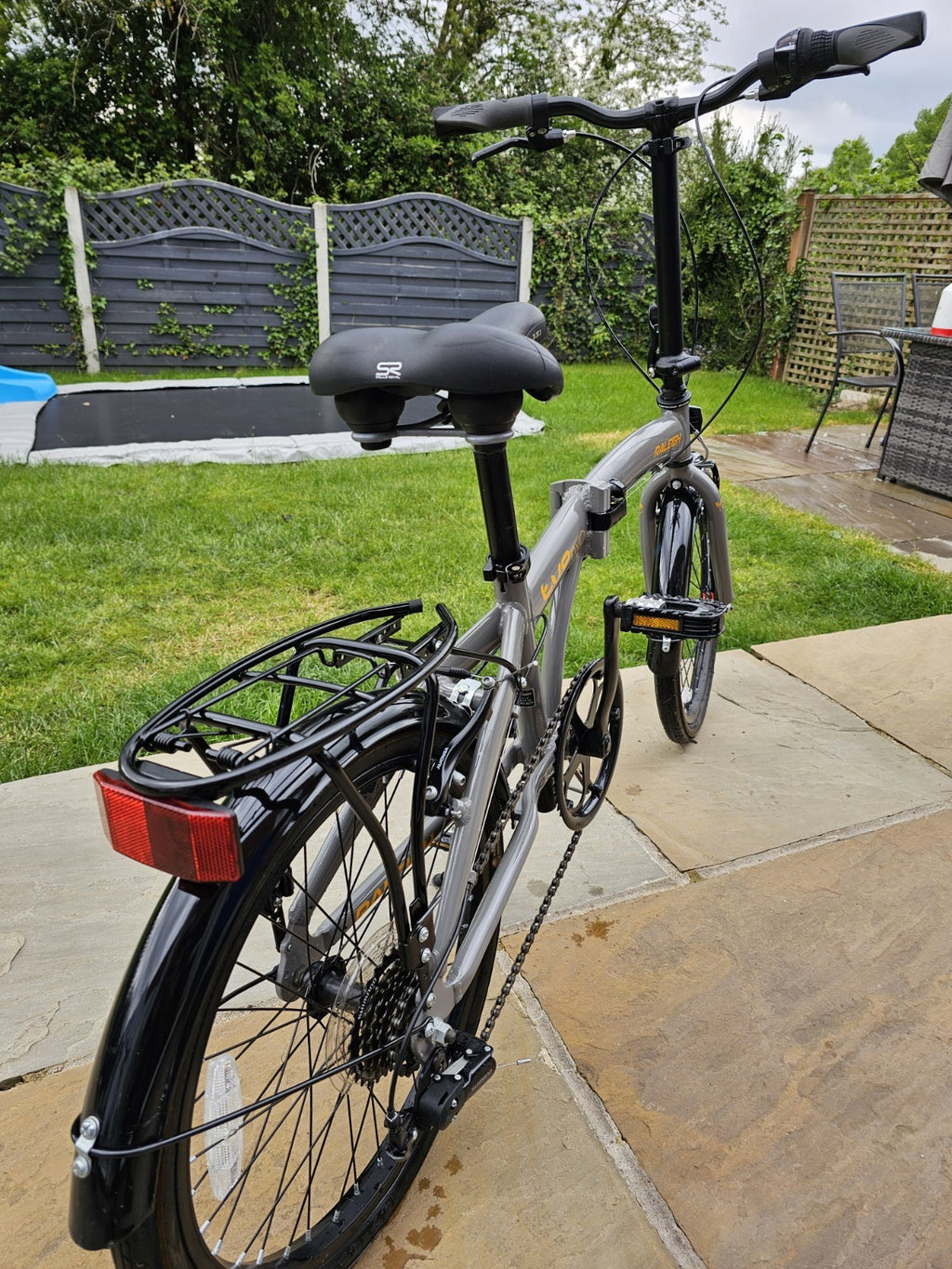 Raleigh Two Two Folding Bike 20" Aluminium Frame, 7-Speed Rear Rack Stand