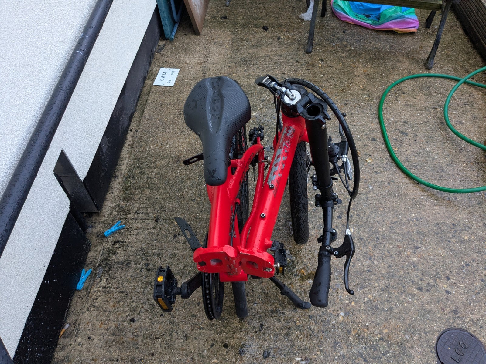 Carrera Intercity 20-inch Disc 8-Speed Folding Bike Red