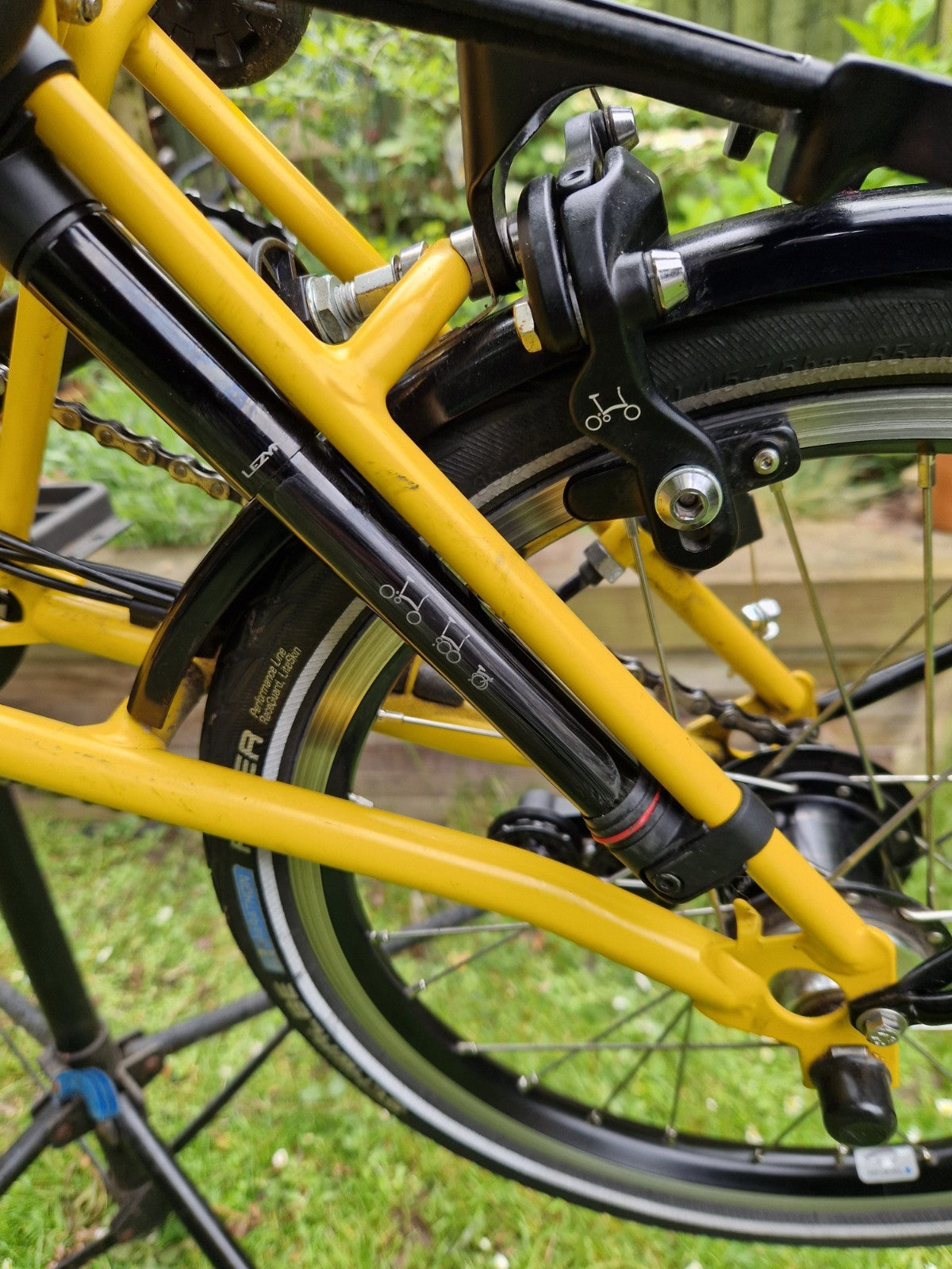 Brompton C Line 6 speed/Rack  Explore, Bumblebee Yellow/Black Mudguards LED