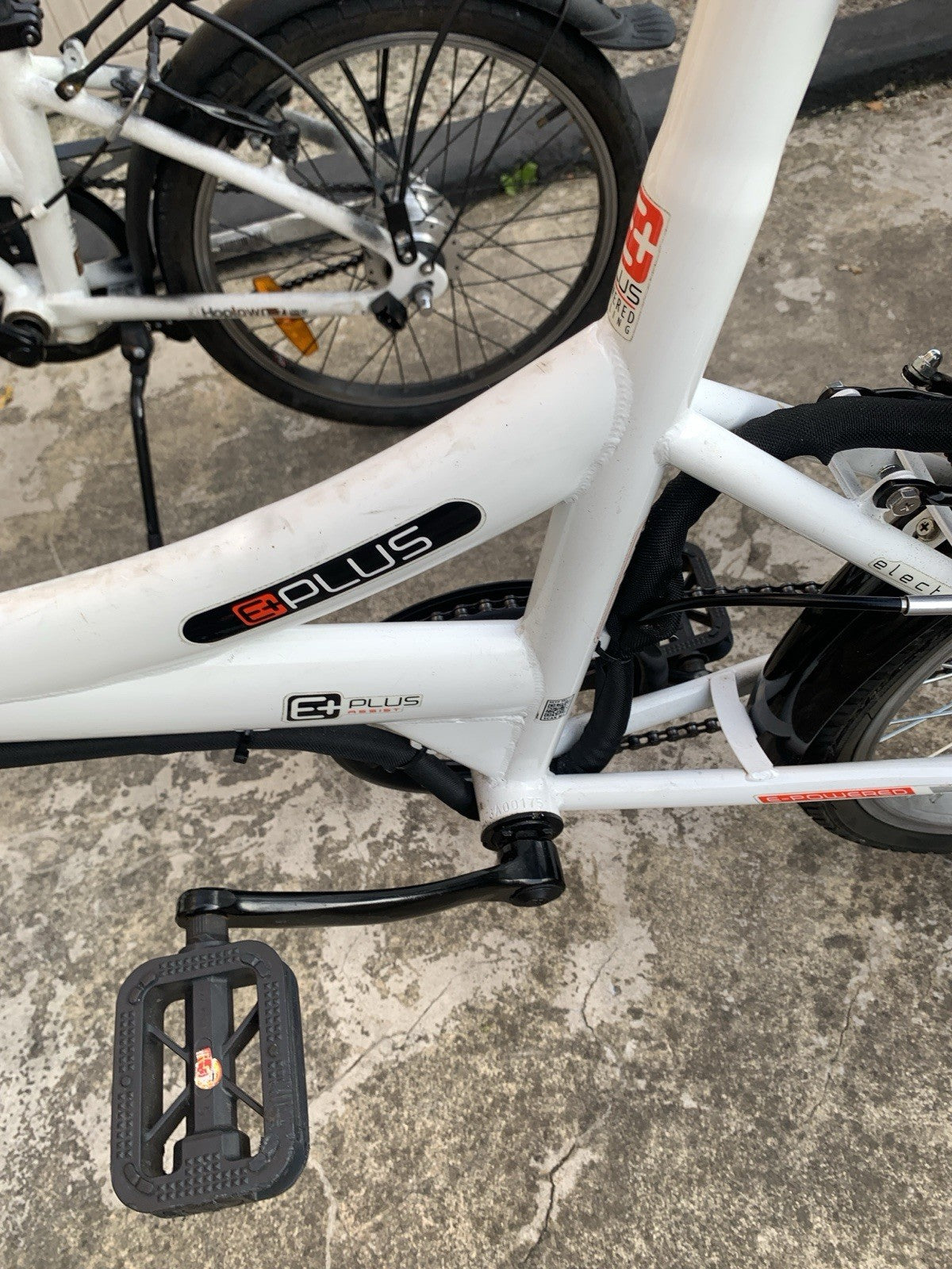 B'Twin Hoptown 7 20in Folding Bike 7-Speed White Rack Mudguards Kickstand