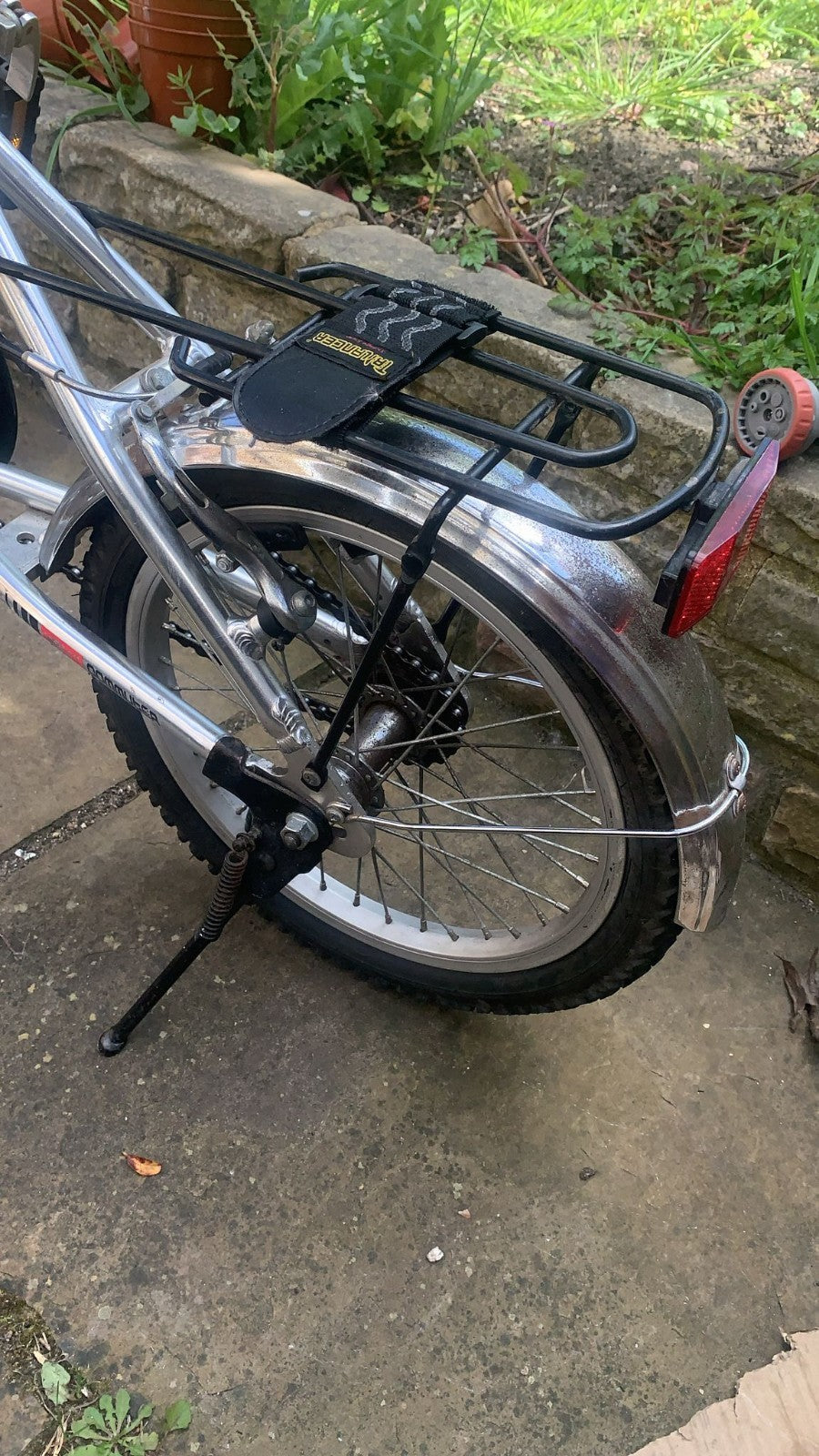 This Premiere alloy connector folding bicycle is a practical city commuter featu