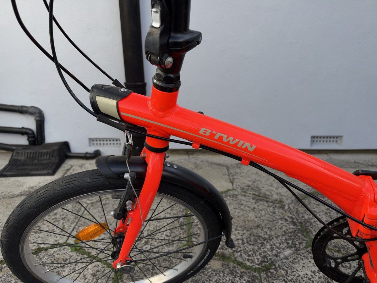 B'TWIN Tilt 500 20in Folding Bike Red/Black 7-Speed V-Brake Mudguards