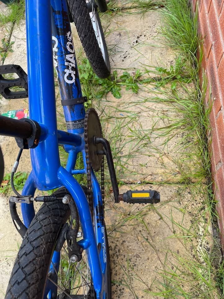 2 x Bikes for Cheap Sale (Universal Stowaway 20' Folding) (Apollo Chaos BMX 20')