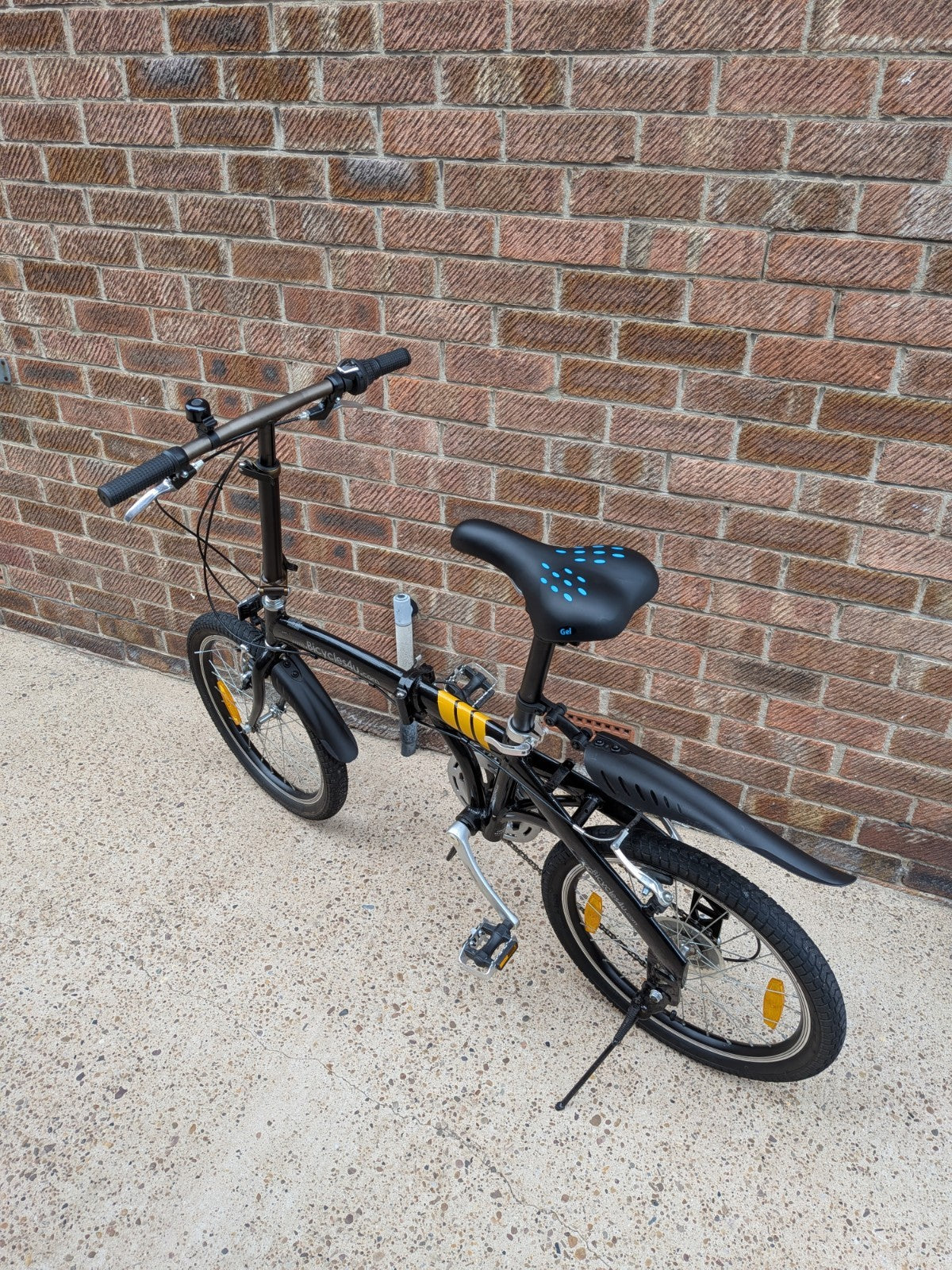 Bicycles4U 20in Folding Bike - 6 Speed Grip Shift, Mudguards, V-Brake