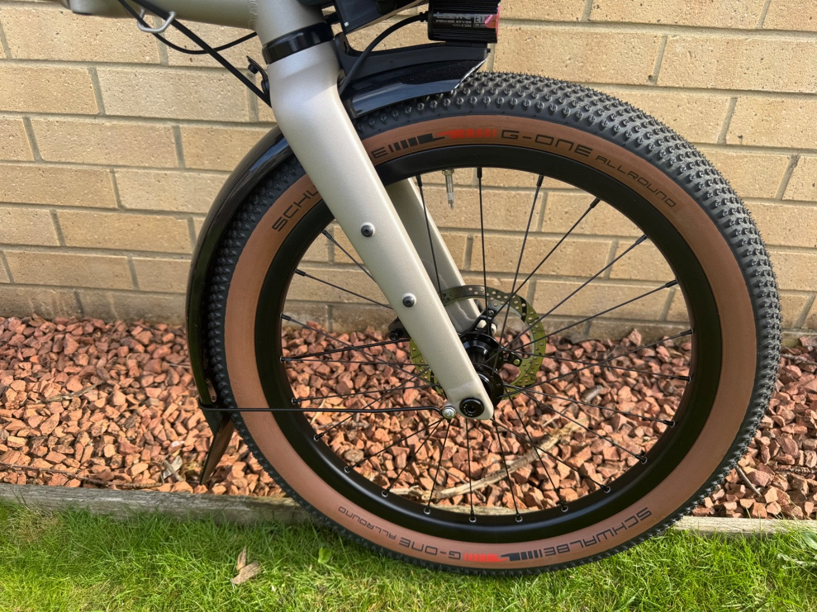 BROMPTON ELECTRIC G LINE 4 SPEED 2026 FOLDING BIKE IN TRAILDUST WHITE