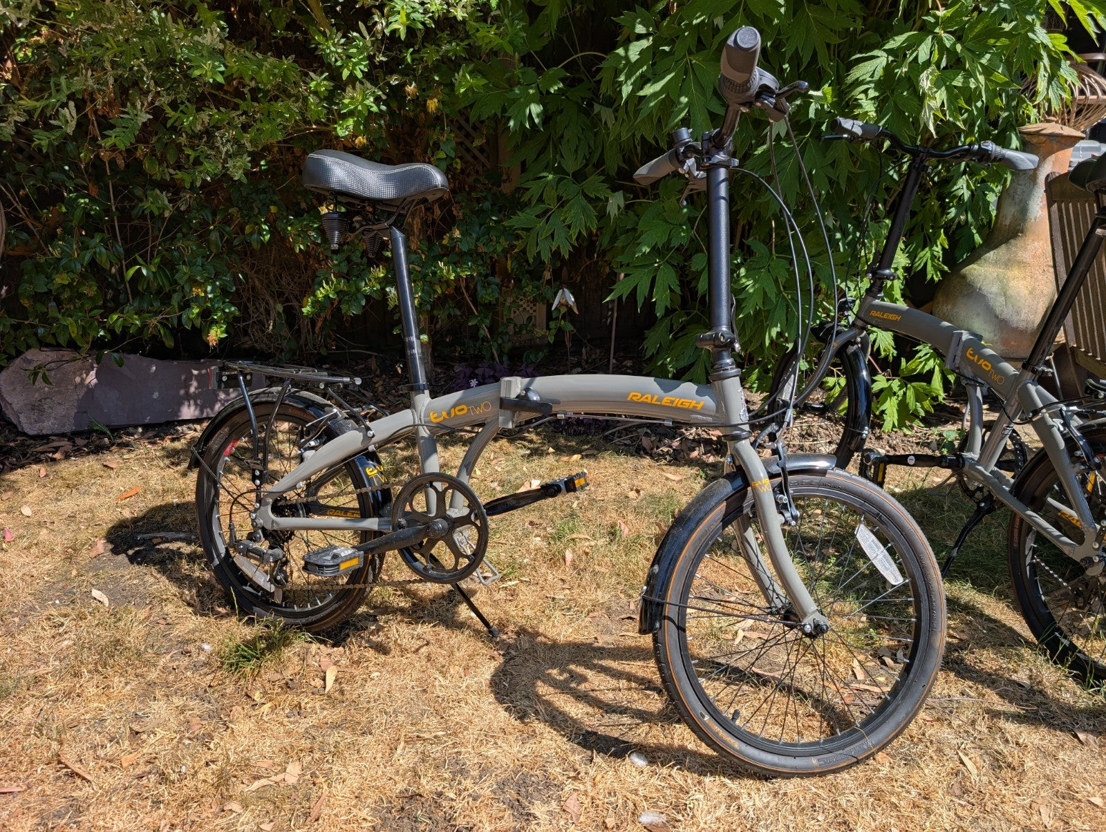 Raleigh Evo Two Folding Bike 20" Aluminium Frame, 7-Speed with Rear Rack & Stand