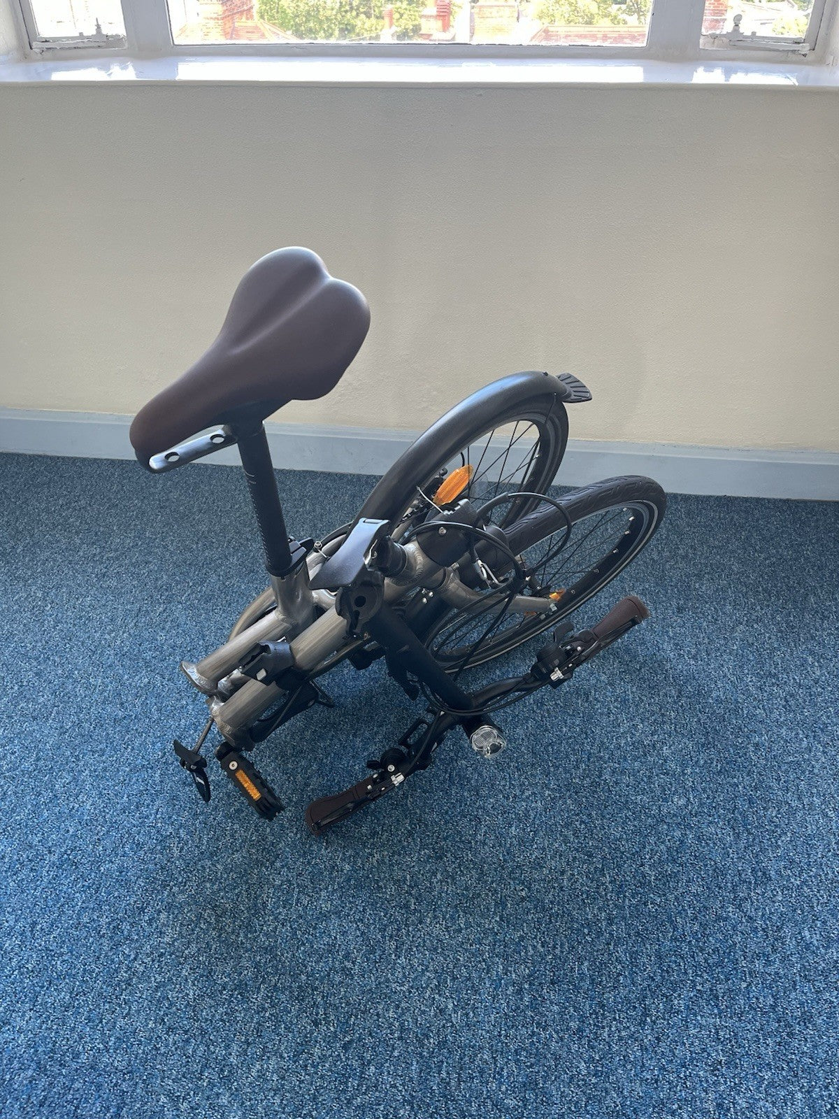 B’TWIN 560 Fold Bike 20in 9-Speed - includes lights, phone holder and pump