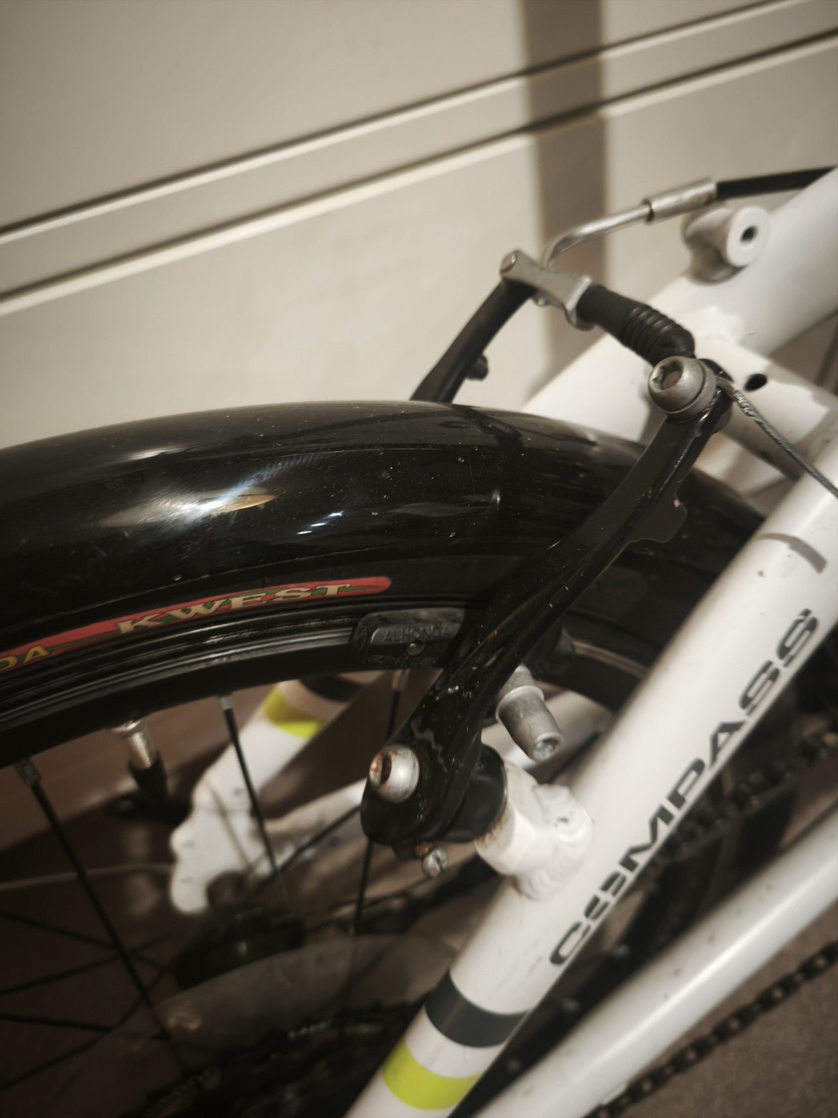Compass Folding Bicycle – Ideal for Commuting & Storage – White/Black With Bag