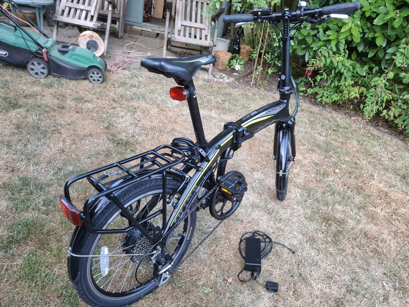 Halfords Crosscity -E Folding Bike, unused condition