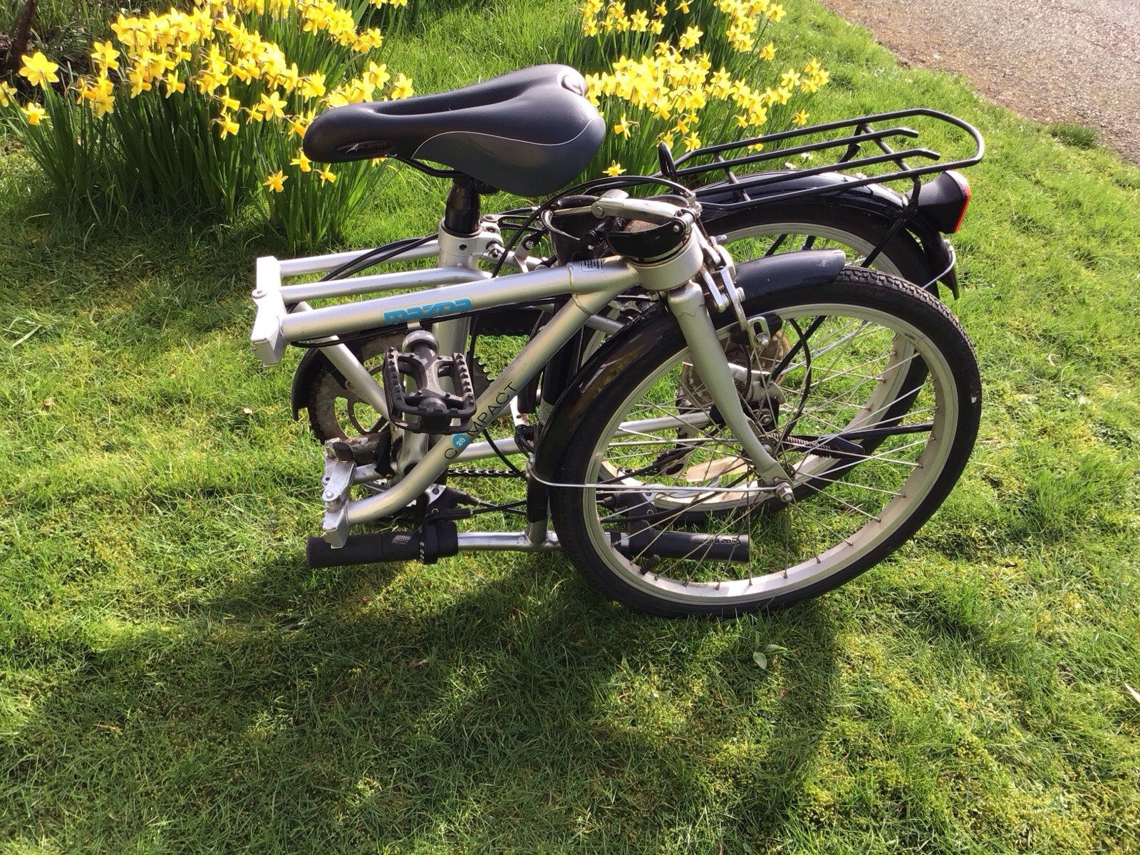 Adult folding bike for sale, unisex made by Dahon. In good condition.