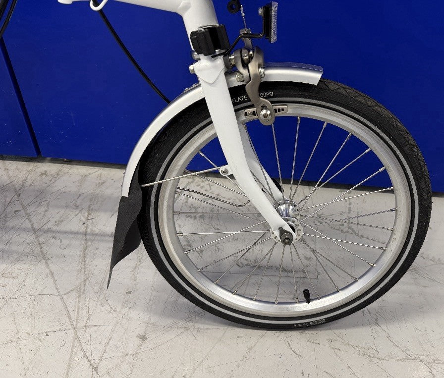 Brompton ML6 2016 folding cycle. White. 6 Speed. Mint used once!