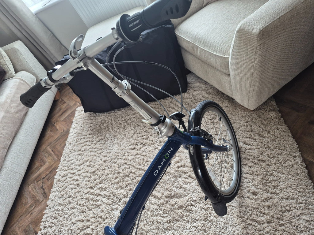Dahon 2007 MU P8 Folding Bike. Comes with stand and pump in the saddle housing