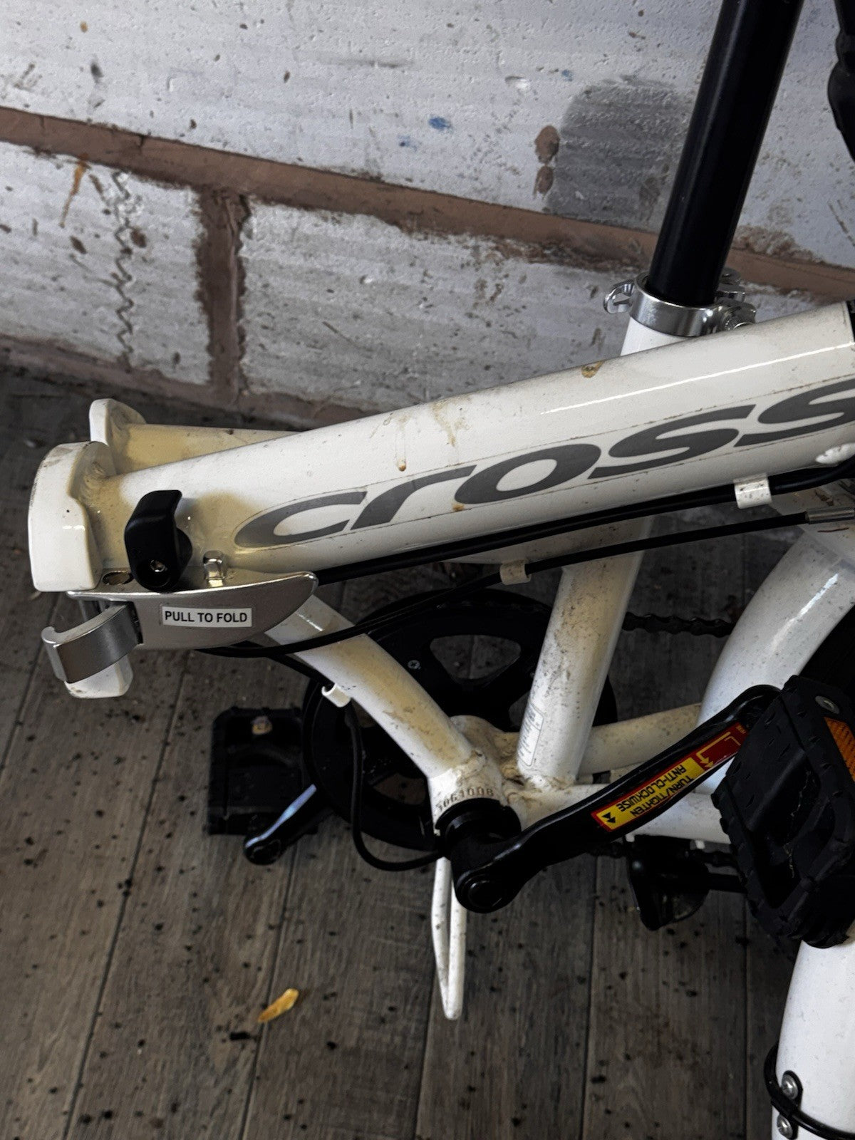 Cross CRF300 20in Folding Bike 6-Speed Shimano Derailleur Grip Shifter White