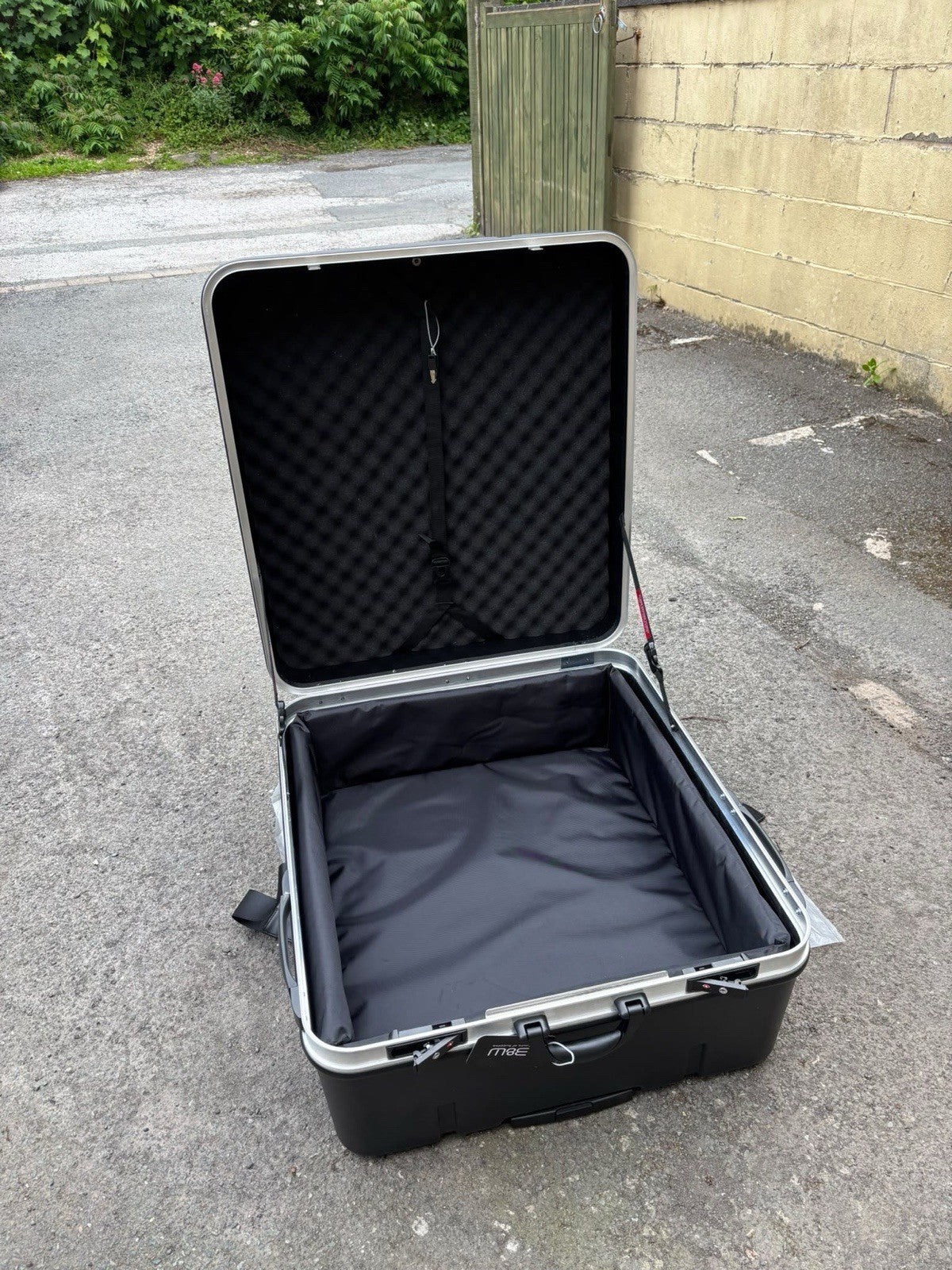 AMAZING BROMPTON B&W GARAGE/BIKE CASE WITH EXTRA SPACE FOR LUGGAGE