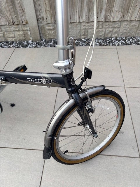 Dahon Speed folding bike, 7 gears, 20" wheels, metallic grey. With storage bag.