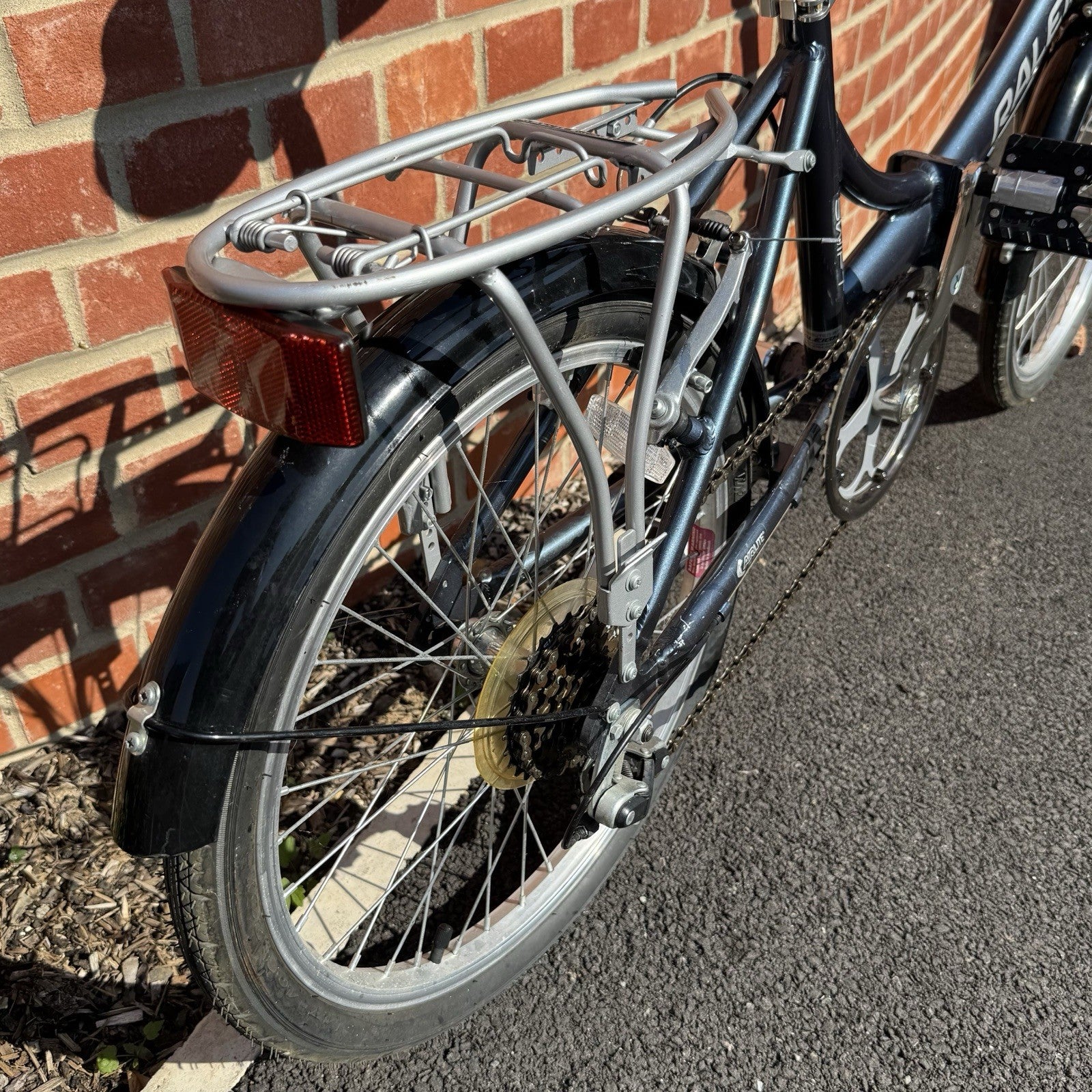 Raleigh Swift Aluminium Folding Bike Adults Compact 20” Wheels with Rack, Gears