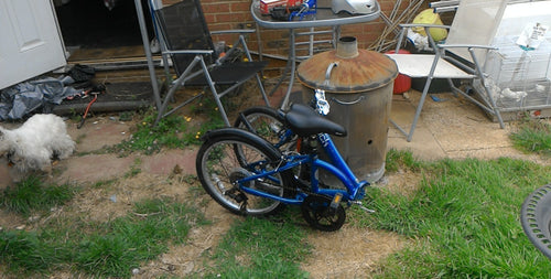 APOLLO TUCK FOLDING BIKE ADULTS IN BLUE NEEDS A LITTLE ATTENTION.