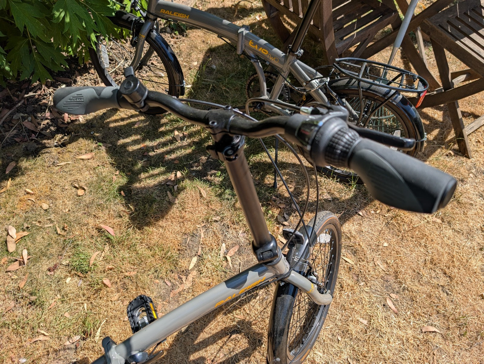 Raleigh Evo Two Folding Bike 20" Aluminium Frame, 7-Speed with Rear Rack & Stand