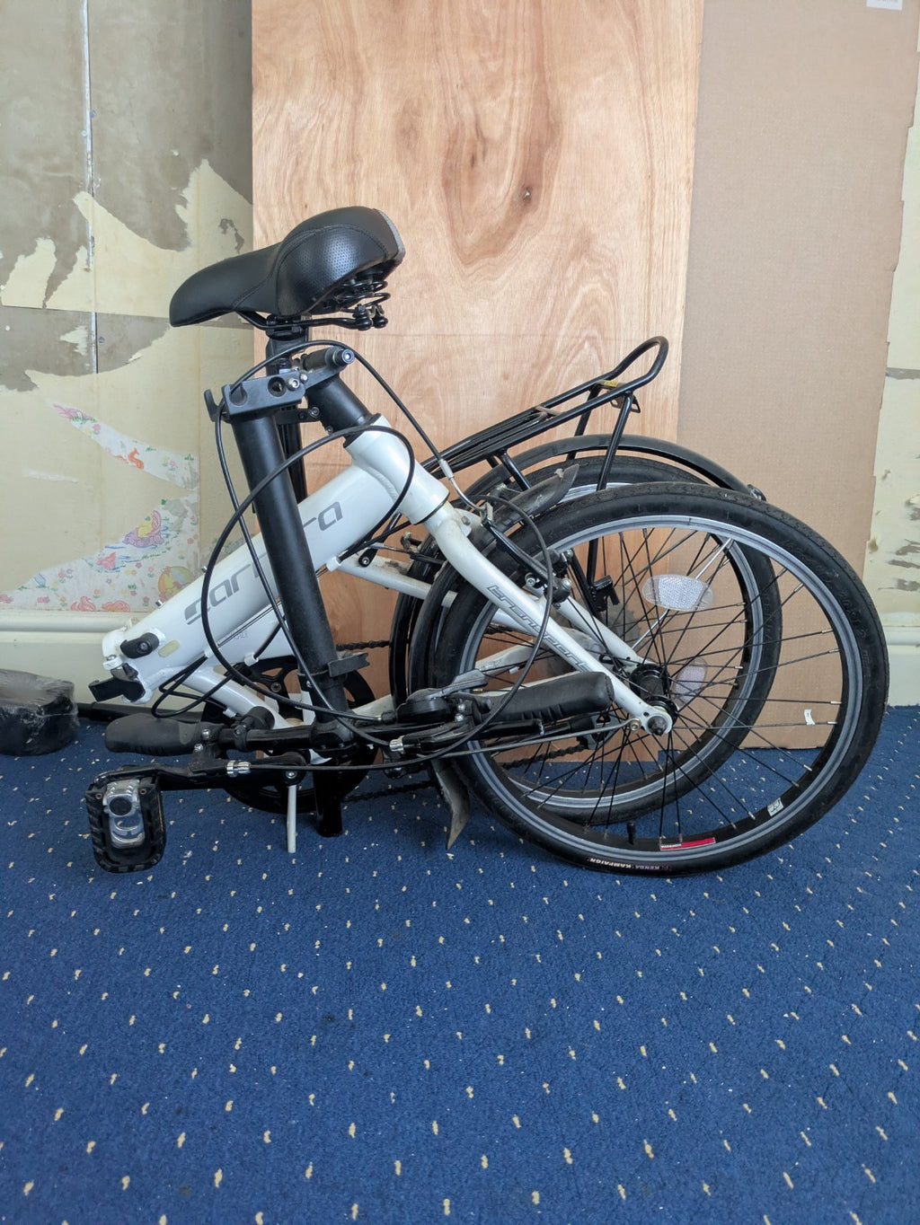 Carrera Subway Folding Bike 20in 6 Speed White/Black Rear Rack Mudguards