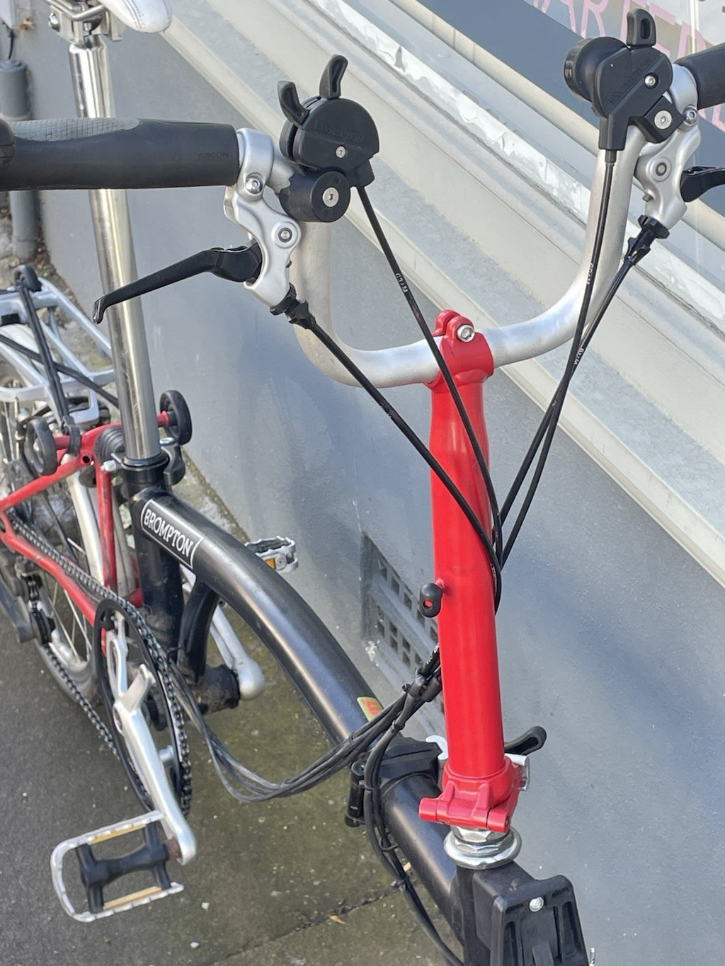 Brompton M6R Folding Bike - Black/Red, Dynamo - Luggage rack