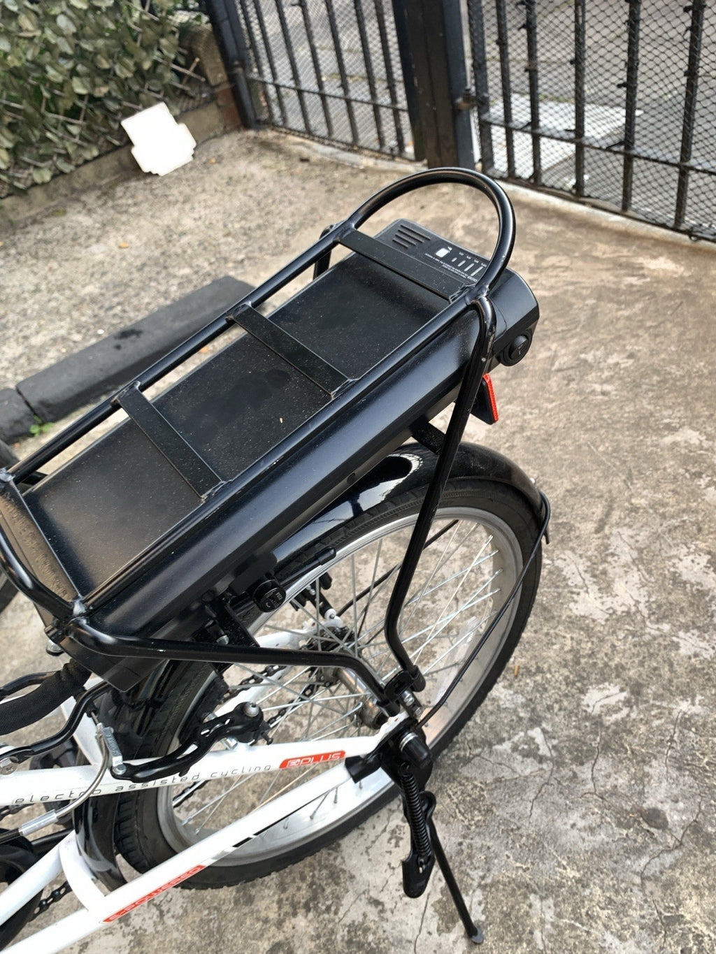 B'Twin Hoptown 7 20in Folding Bike 7-Speed White Rack Mudguards Kickstand