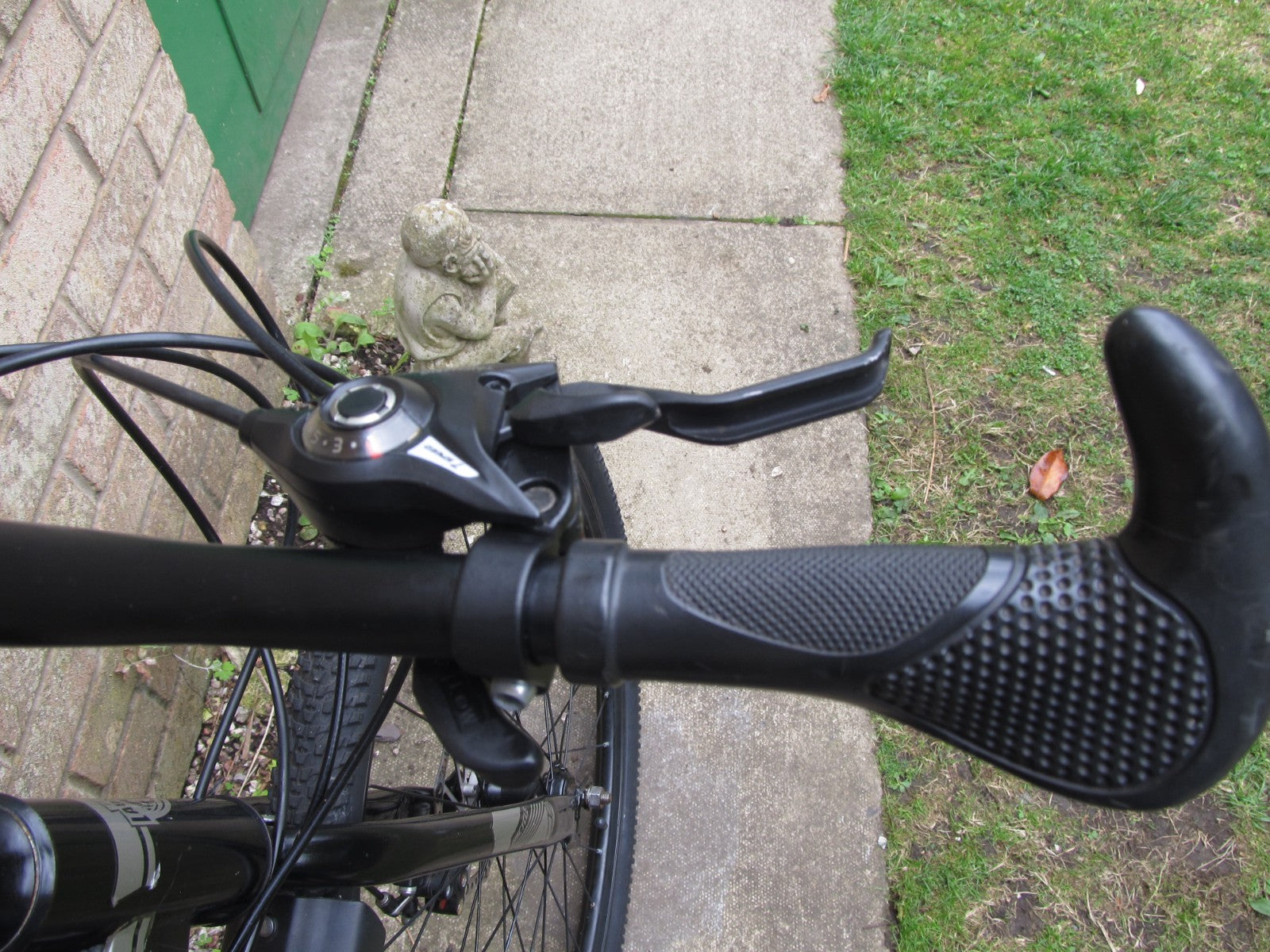 BIKE - FOLDING BIKE - 26" WHEELS, DISC BRAKES - UNISEX - EXCELLENT CONDITION