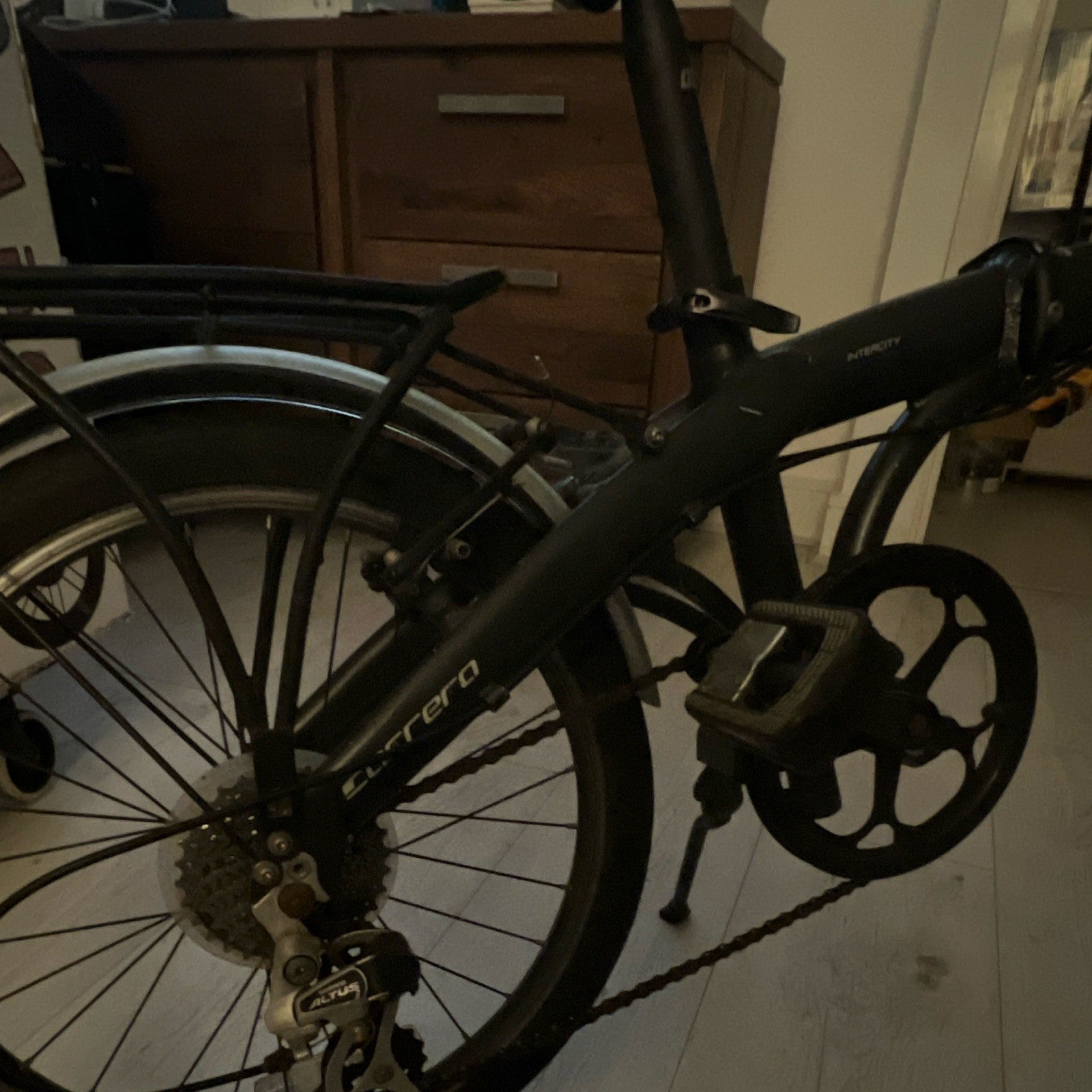 Carrera Intercity 20in Aluminium Folding Bike 8-Speed Rack Mudguards V-Brake