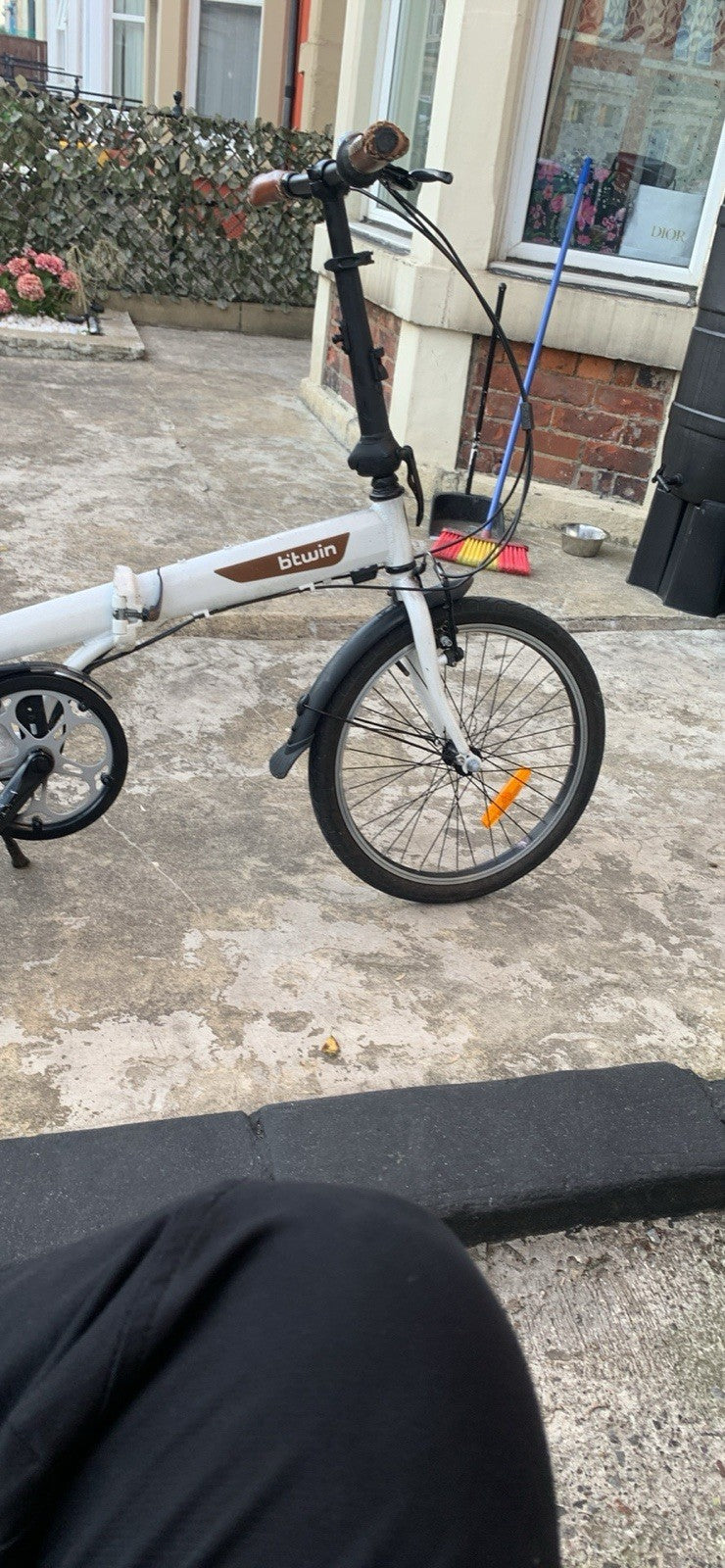 B'Twin Hoptown 7 20in Folding Bike 7-Speed White Rack Mudguards Kickstand