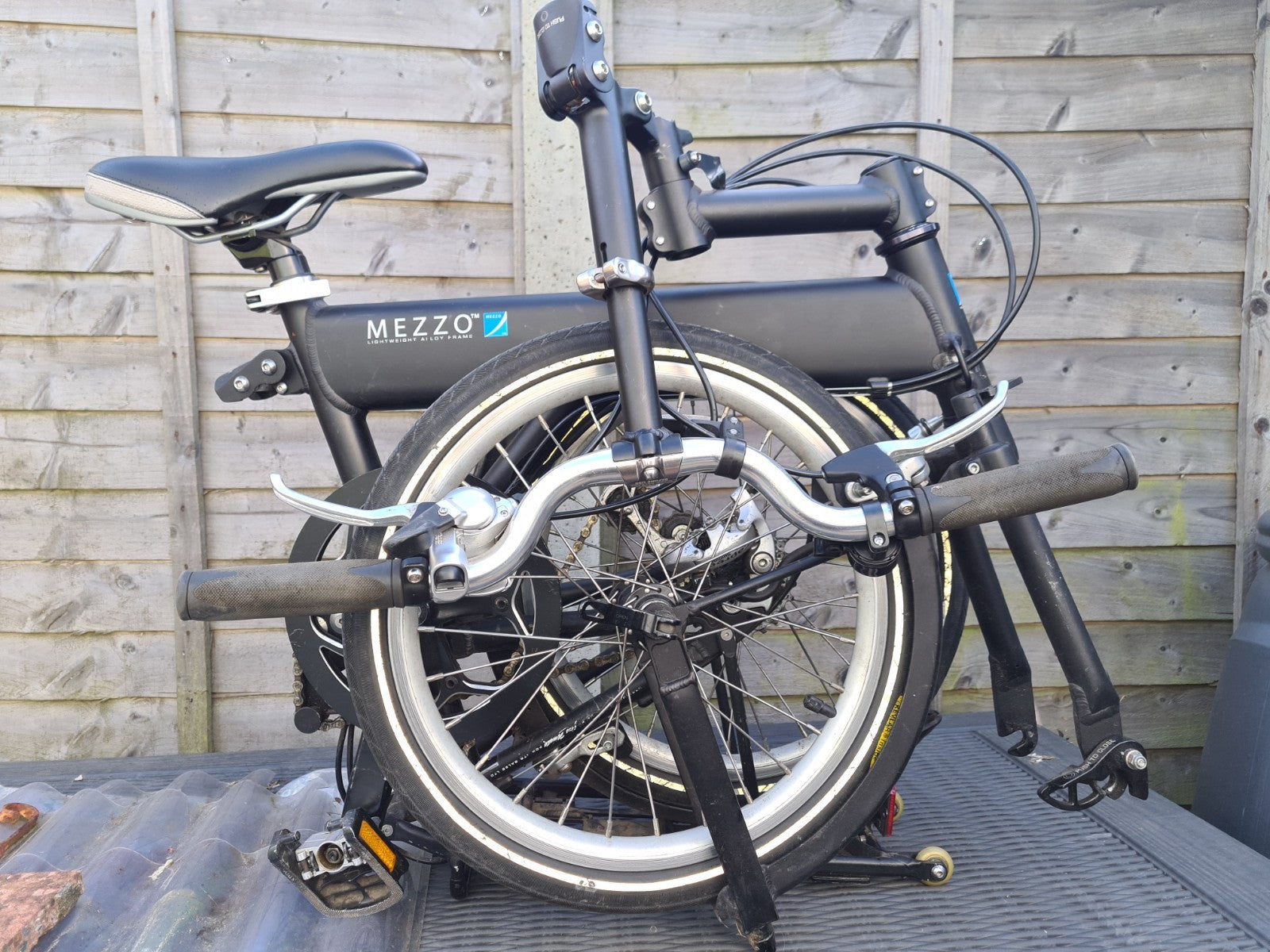 Mezzo D9 Folding Bike with commuter bag