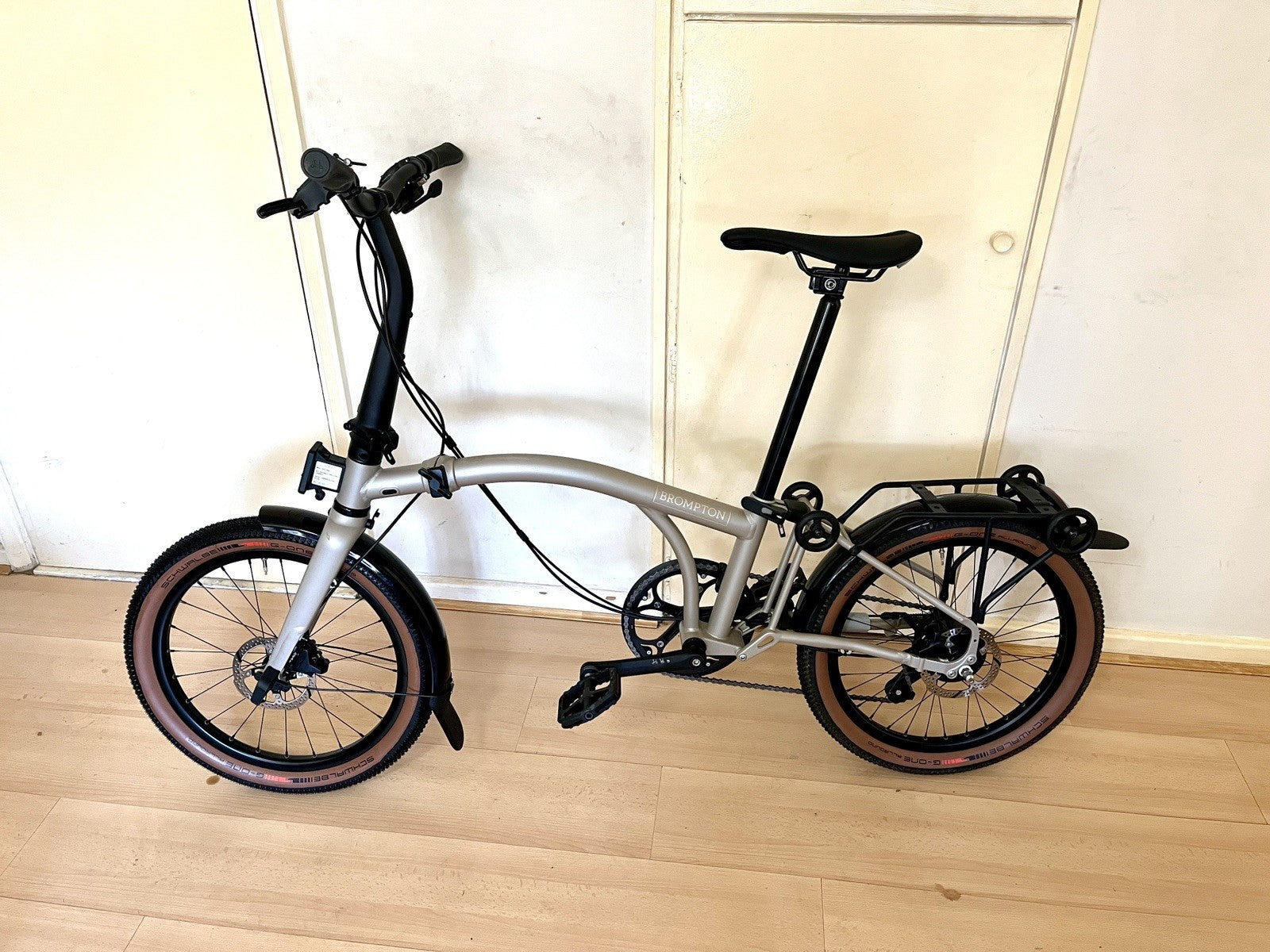 Brompton G Line 2026 with Roller Frame - 8-speed, Traildust White, Medium