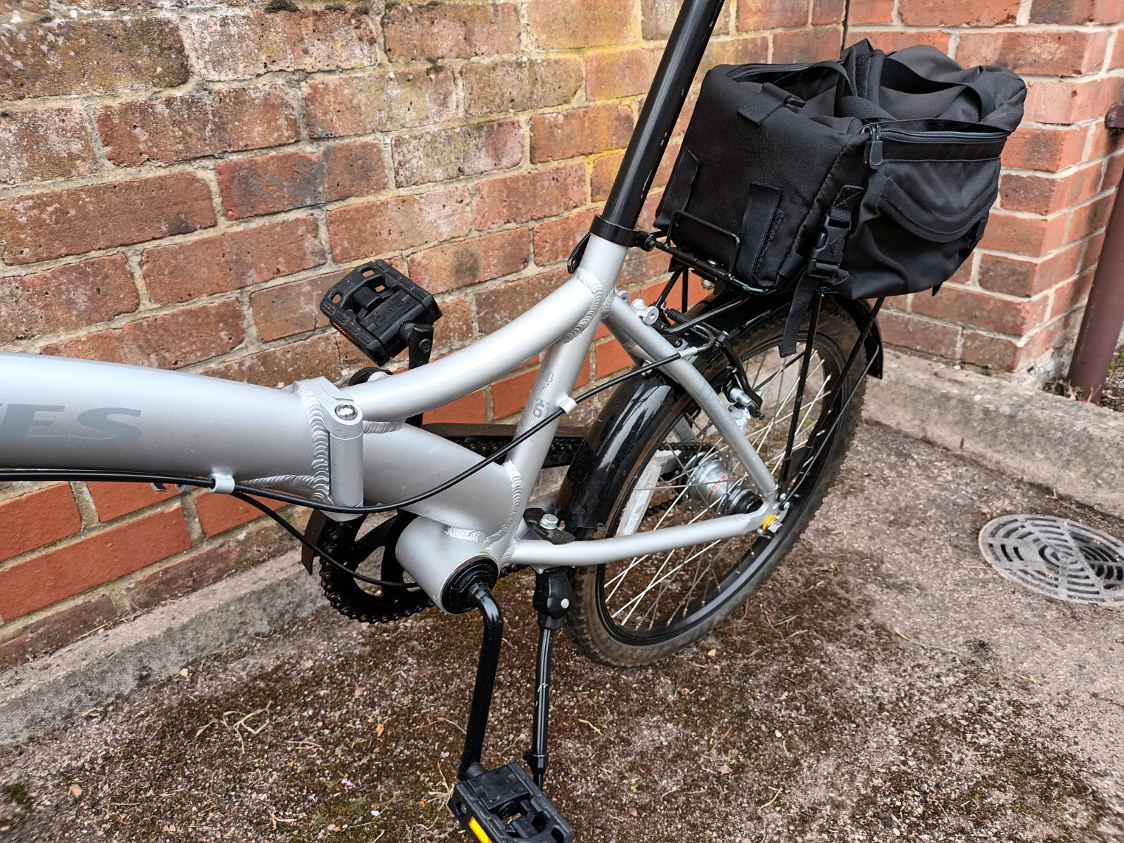 Dawes Diamond Folding Bike  with Pannier Bag. Excellent Condition