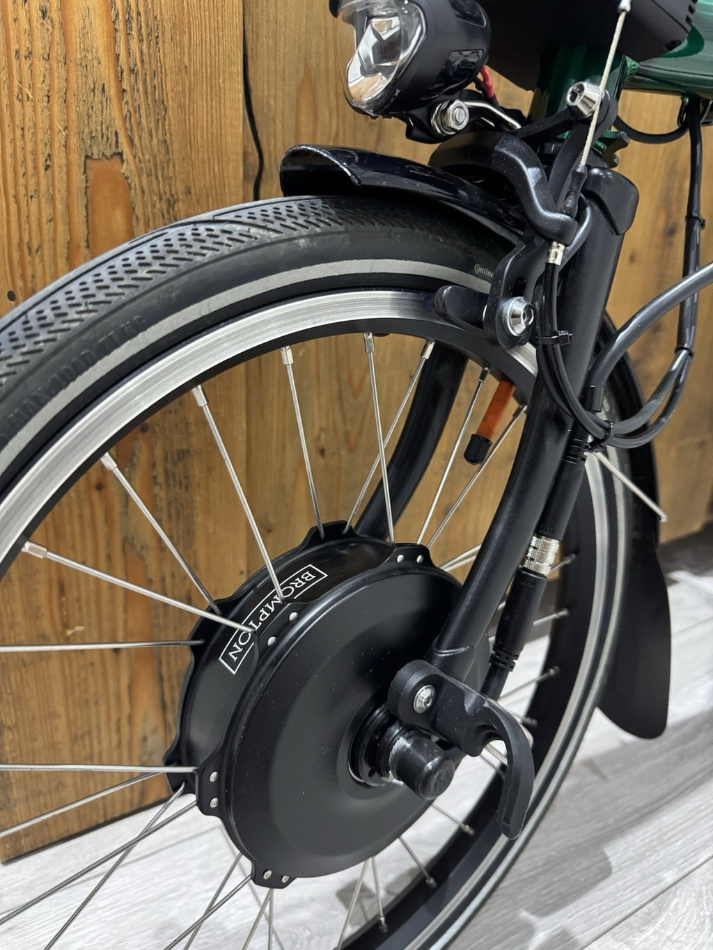 Brompton Electric P line 4 Speed Emerald Lacquer, 50 Miles, Quad Lock, City bag