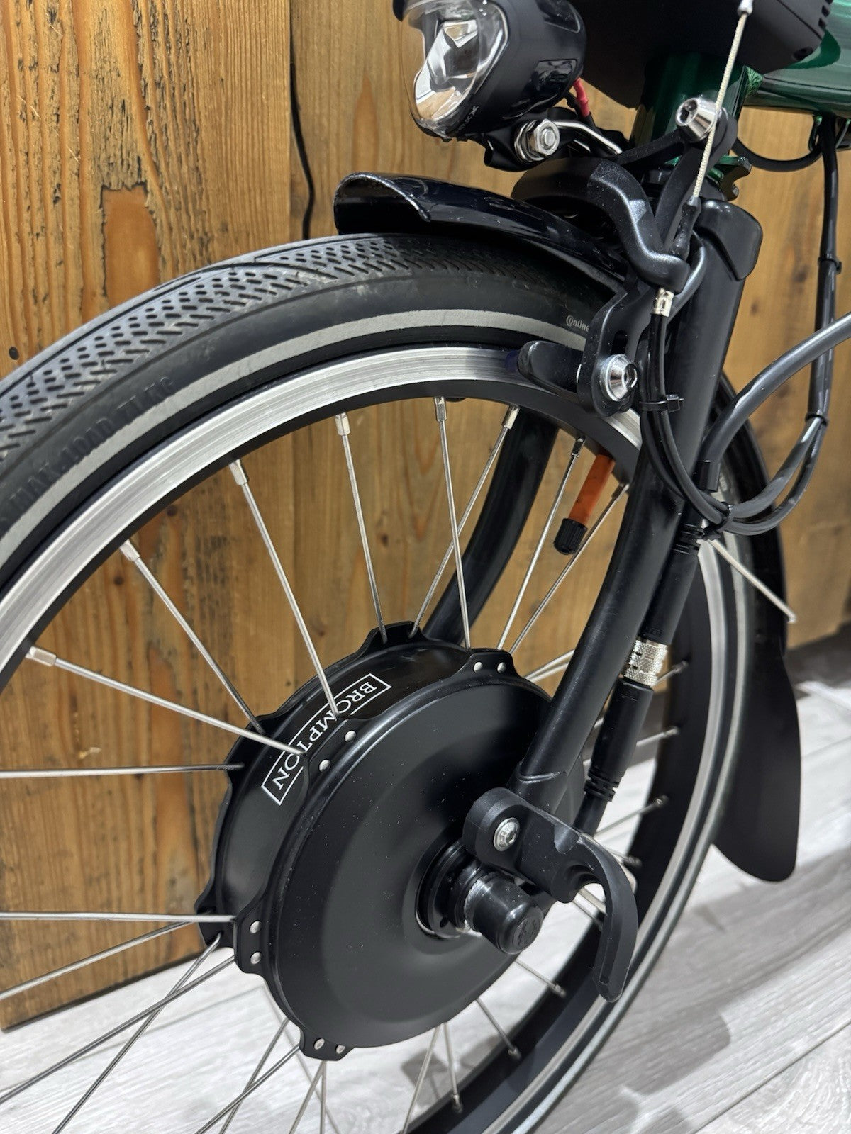 Brompton Electric P line 4 Speed Emerald Lacquer, 50 Miles, Quad Lock, City bag