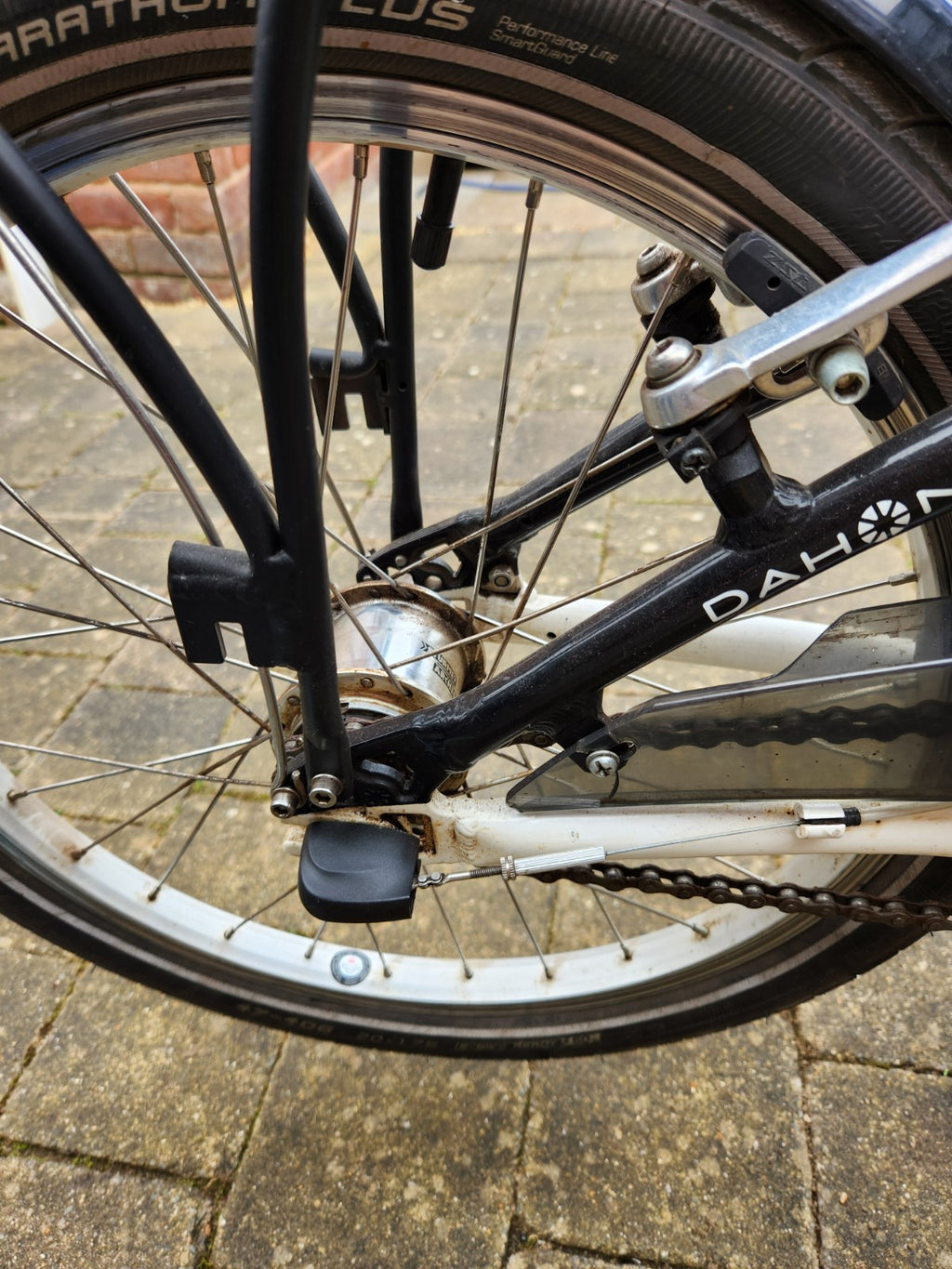 DAHON CAIO D7 FOLDING BIKE In SHINY WHITE. 20 Inch Wheels Great Condition