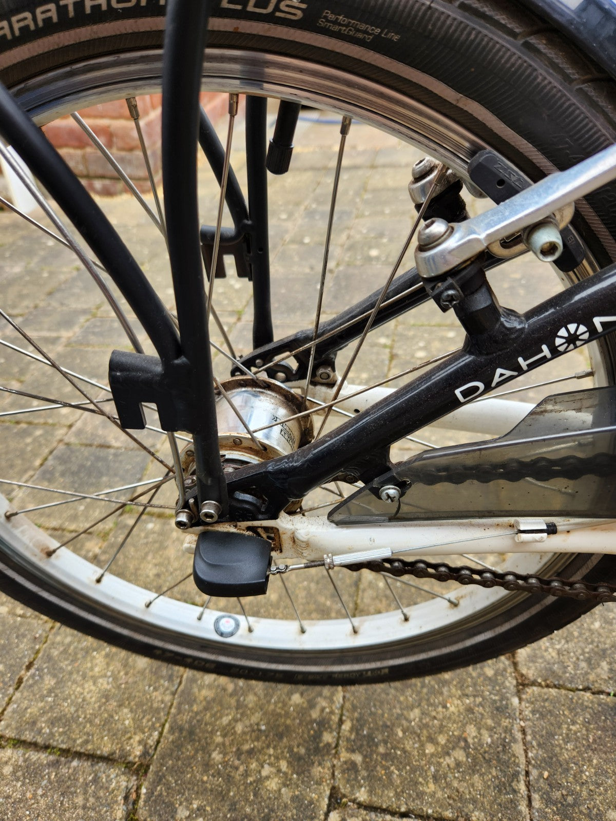 DAHON CAIO D7 FOLDING BIKE In SHINY WHITE. 20 Inch Wheels Great Condition