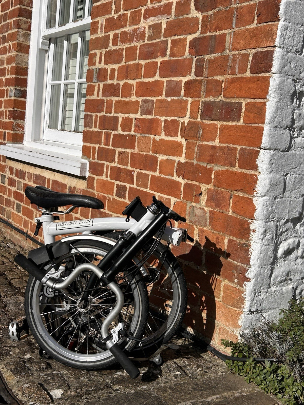Brompton Folding Bike 16in M White/Black Mudguards Reflectors Front Bag