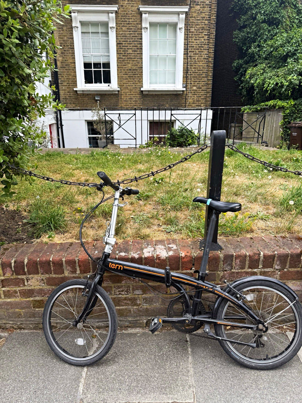 Tern Link D8 Folding Bike 20 in Black 8-Speed Mudguards V-Brake