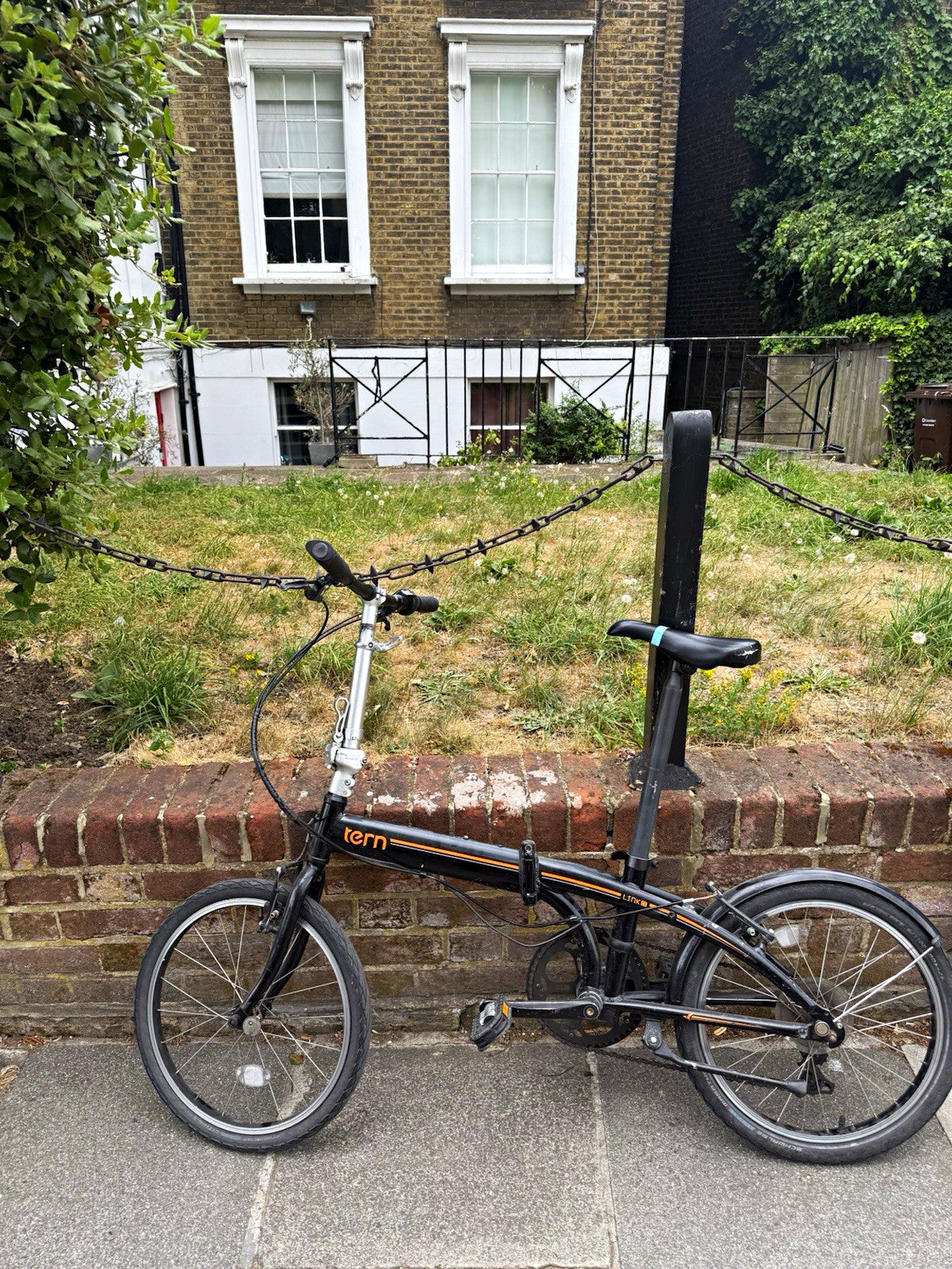 Tern Link D8 Folding Bike 20 in Black 8-Speed Mudguards V-Brake