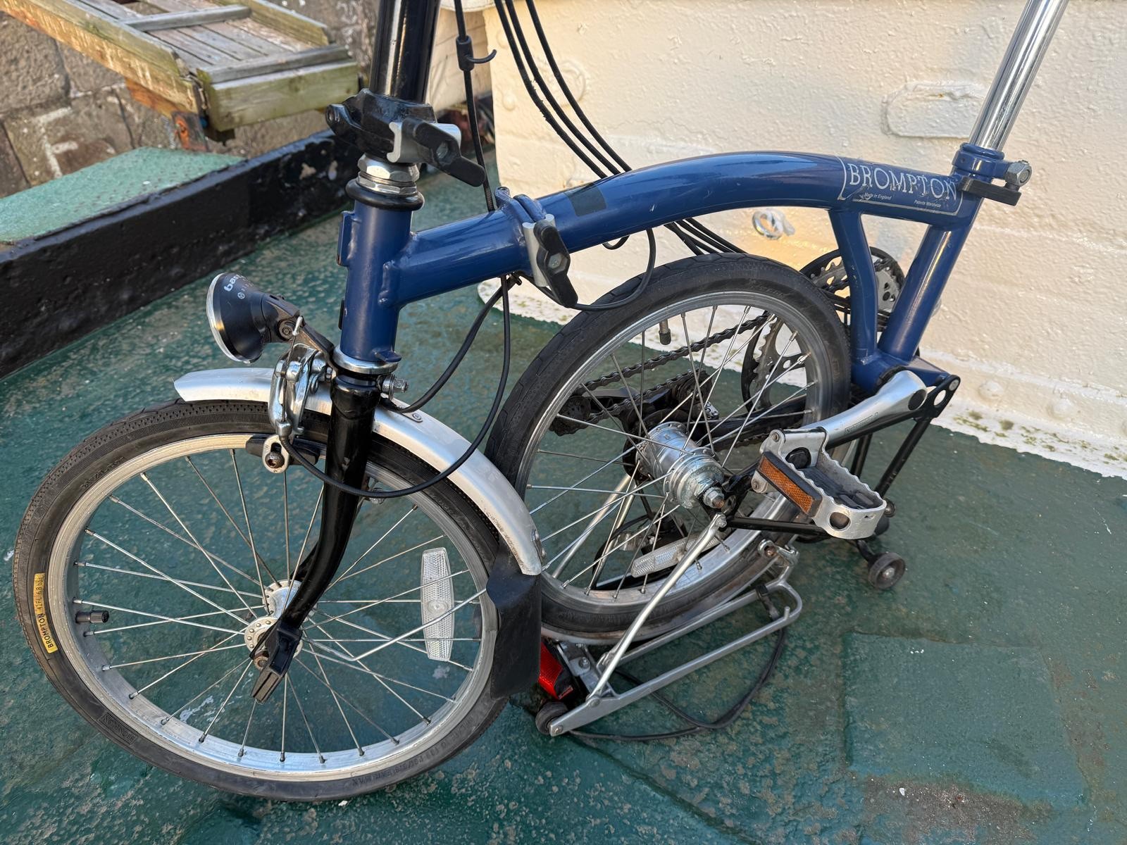 2 Bromptons. 1 x   Navy 6 Speed DYNAMO Light 1 x cream 5 speed.