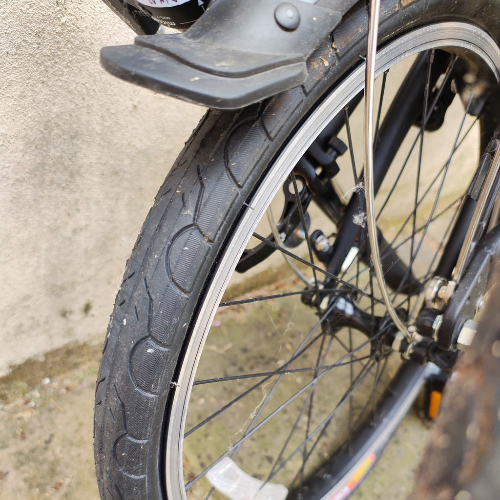 Dahon Vybe 20 Inch Folding Bike ideal commuter bike with basket