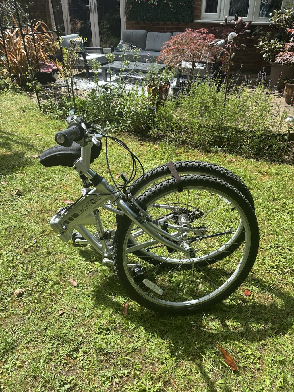 Dahon Espresso Full Sized Folding Bike - 26 inch wheels, medium frame