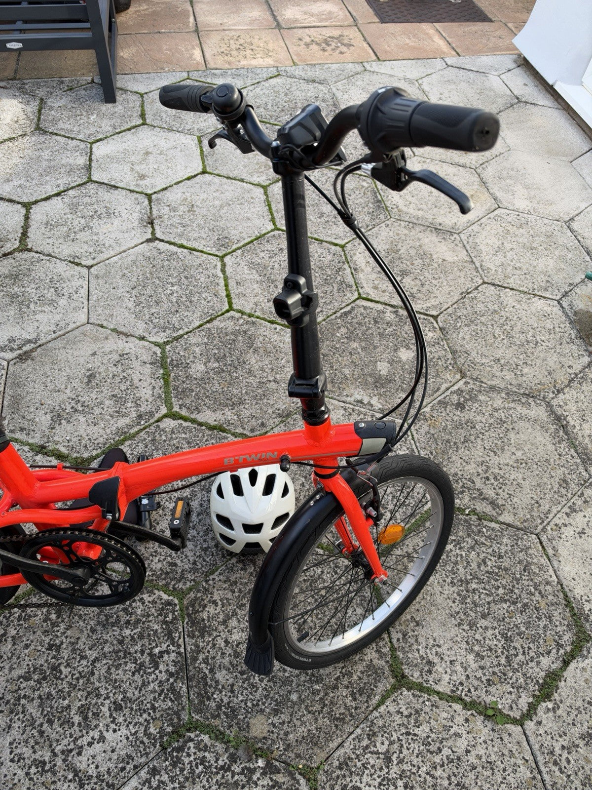B'TWIN Tilt 500 20in Folding Bike Red/Black 7-Speed V-Brake Mudguards