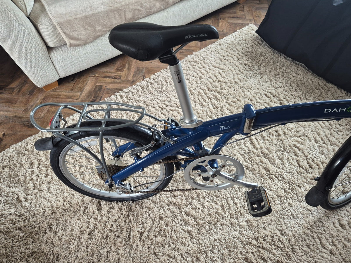 Dahon 2007 MU P8 Folding Bike. Comes with stand and pump in the saddle housing