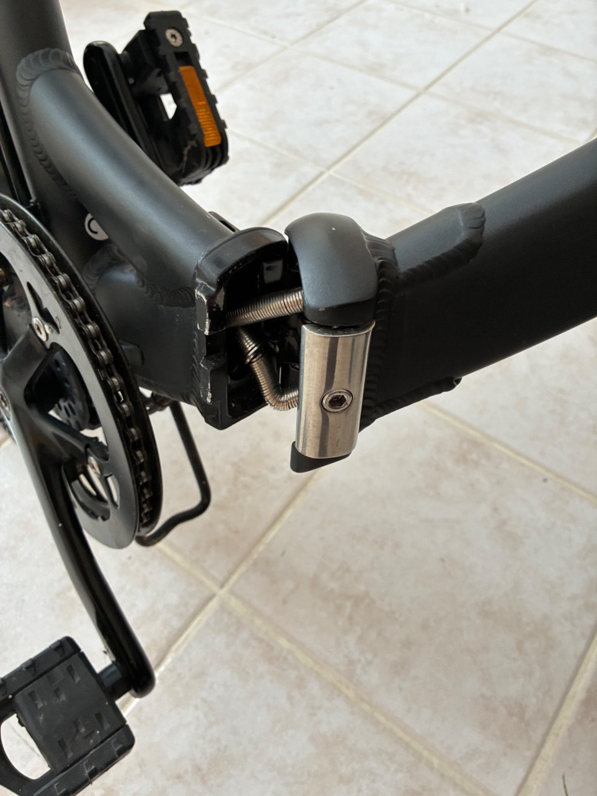 Raleigh Stow E Way Compact 8-Speed Folding E--Bike - Grey (Scratched Frame)