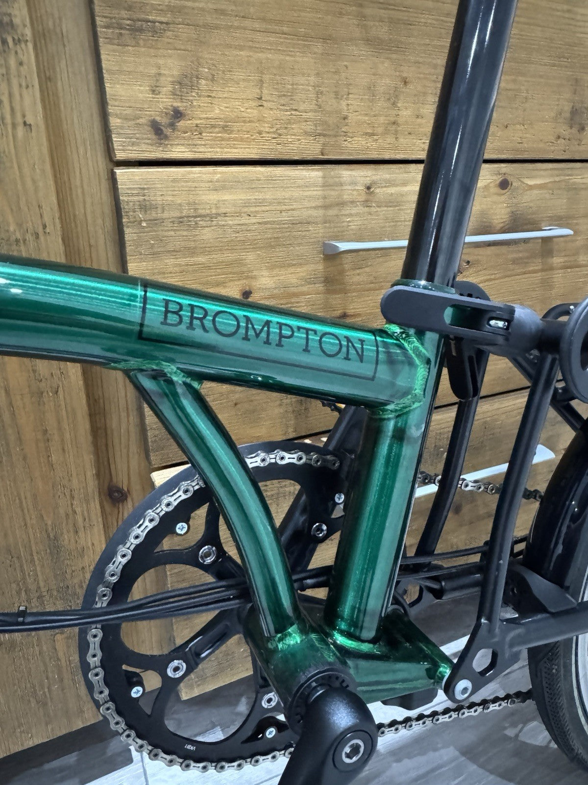 Brompton Electric P line 4 Speed Emerald Lacquer, 50 Miles, Quad Lock, City bag