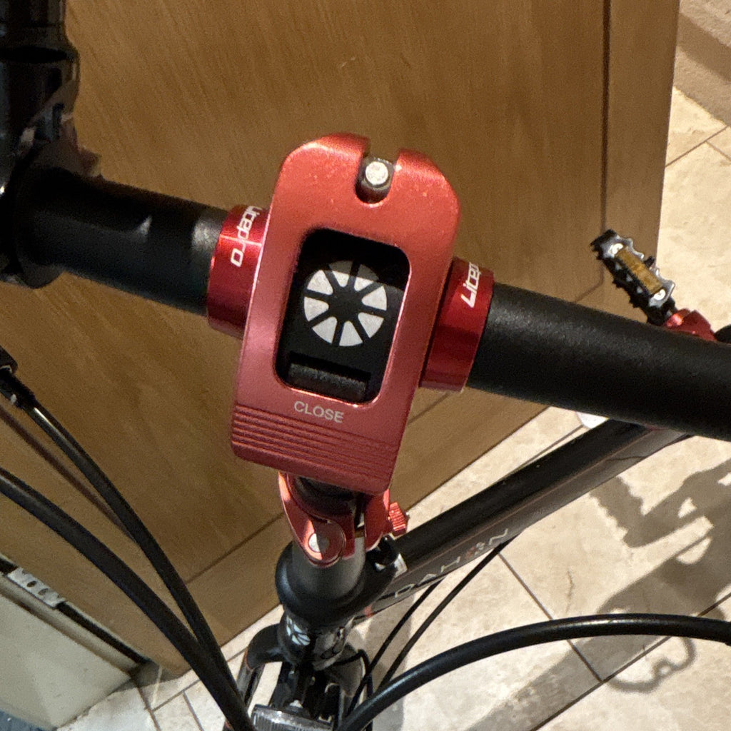 Dahon D8 20in Folding Bike 8-Speed Mechanical Disc, Mudguards, Black/Red