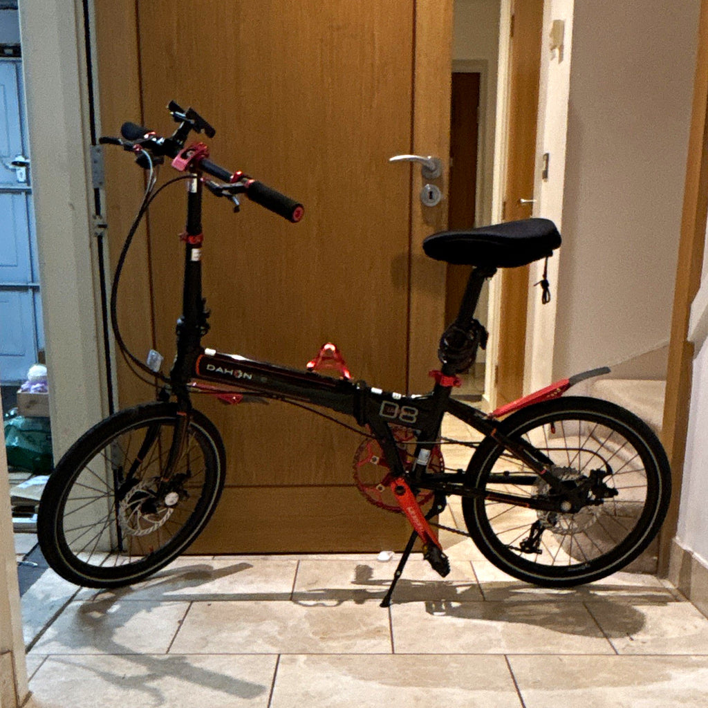 Dahon D8 20in Folding Bike 8-Speed Mechanical Disc, Mudguards, Black/Red