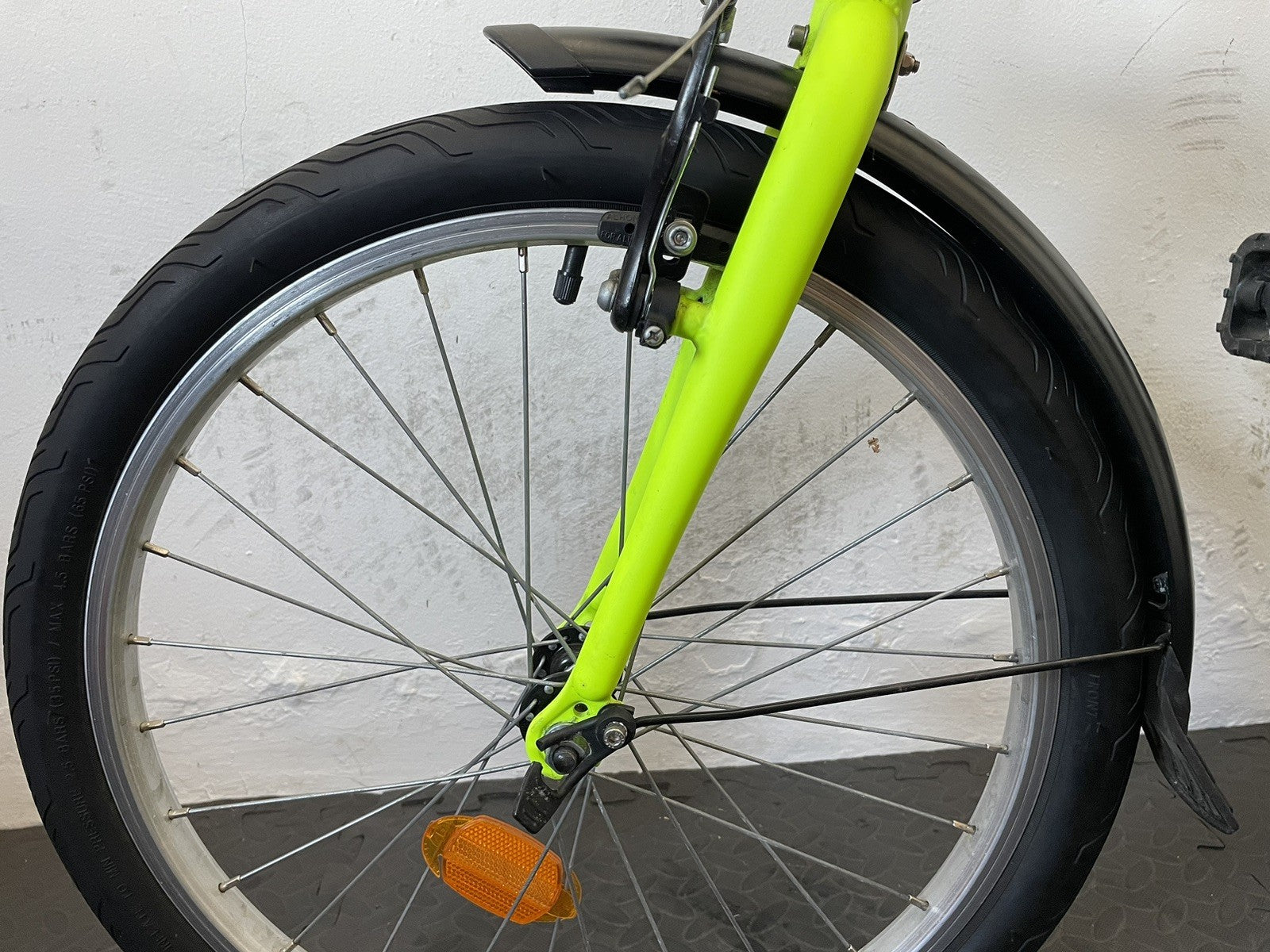 B Twin Tilt 120 Folding Bike 20 Inch Wheels. 6 Speed Matt Navy And Neon.