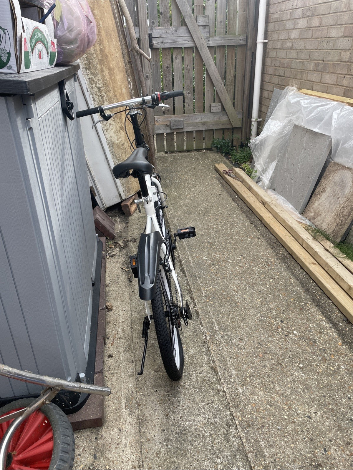 Fold Up Bike With Canvas Carry Bag Used twice Colour White