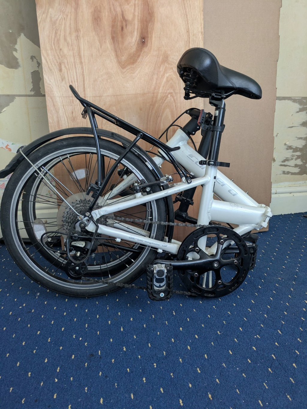 Carrera Subway Folding Bike 20in 6 Speed White/Black Rear Rack Mudguards